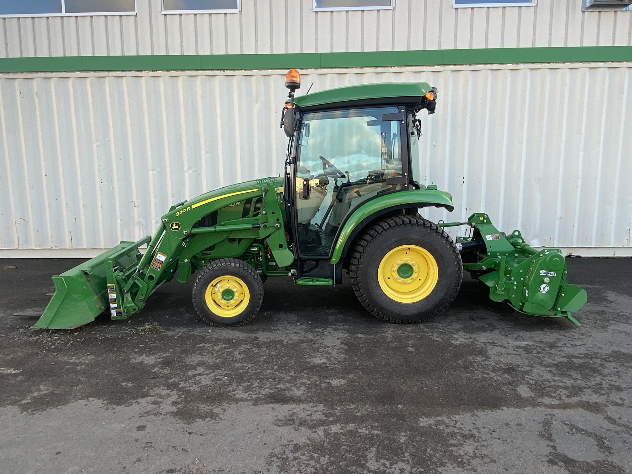 2022 John Deere 3033R Image 1