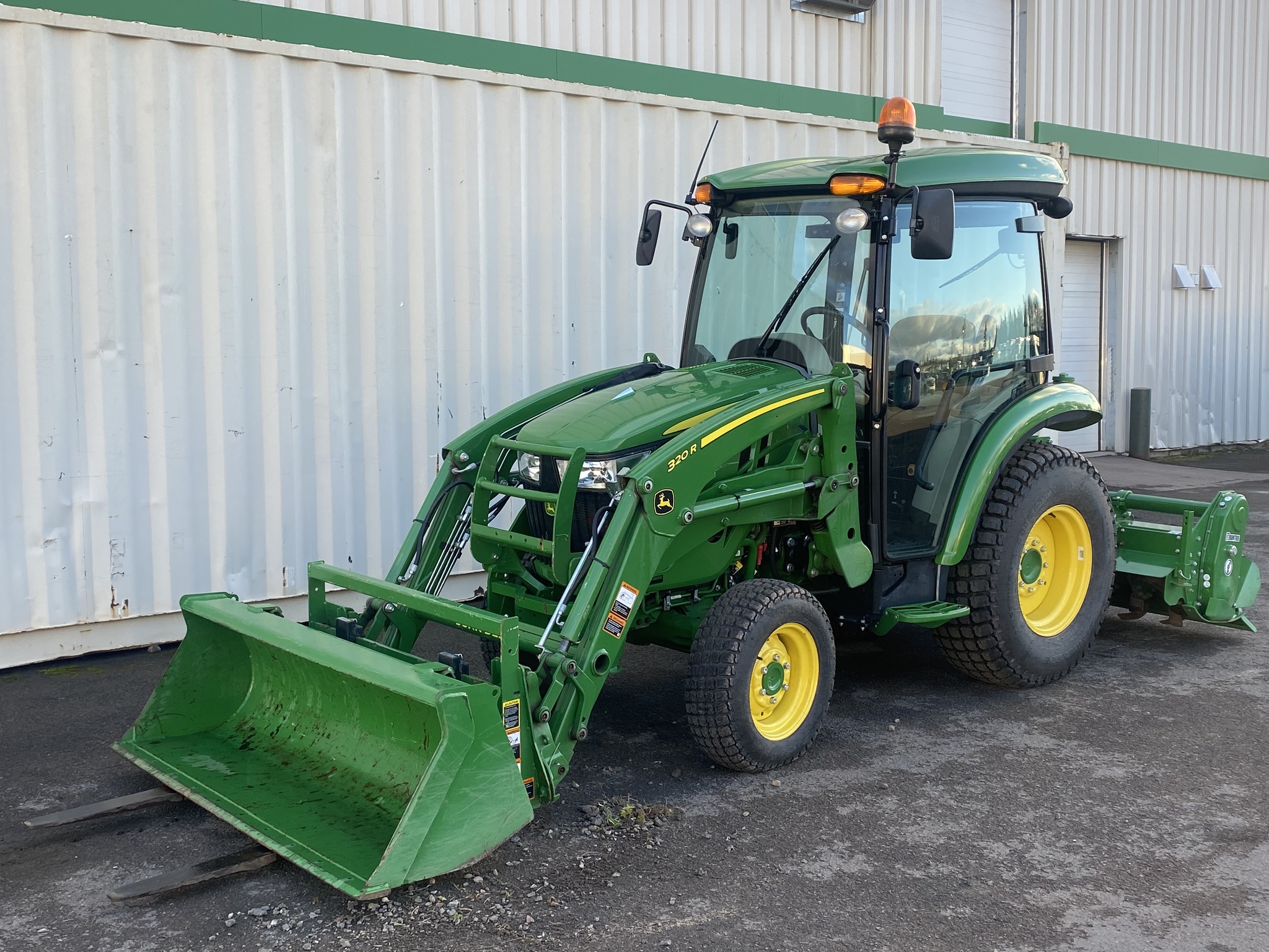 2022 John Deere 3033R Image 2