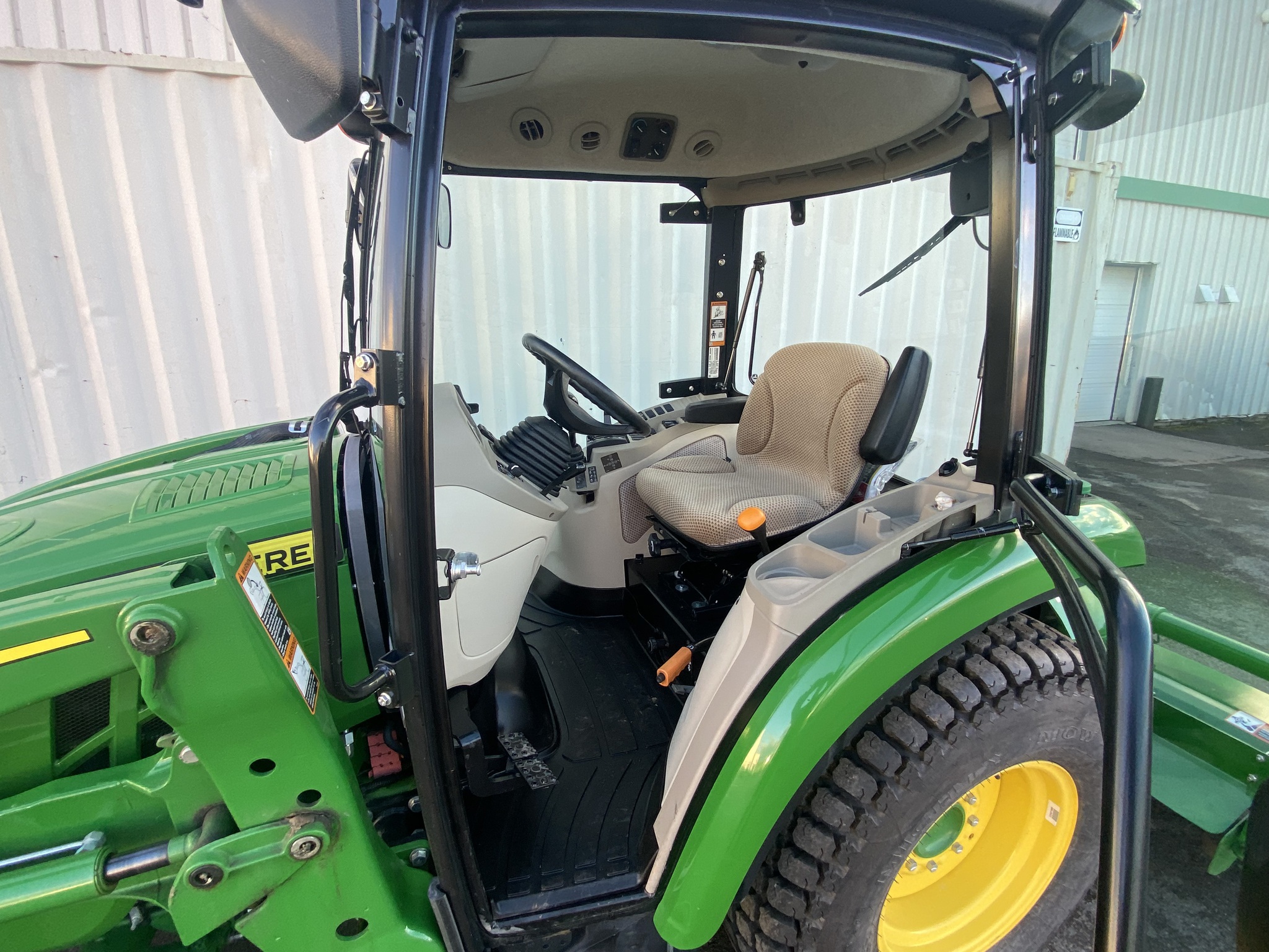 2022 John Deere 3033R Image 6
