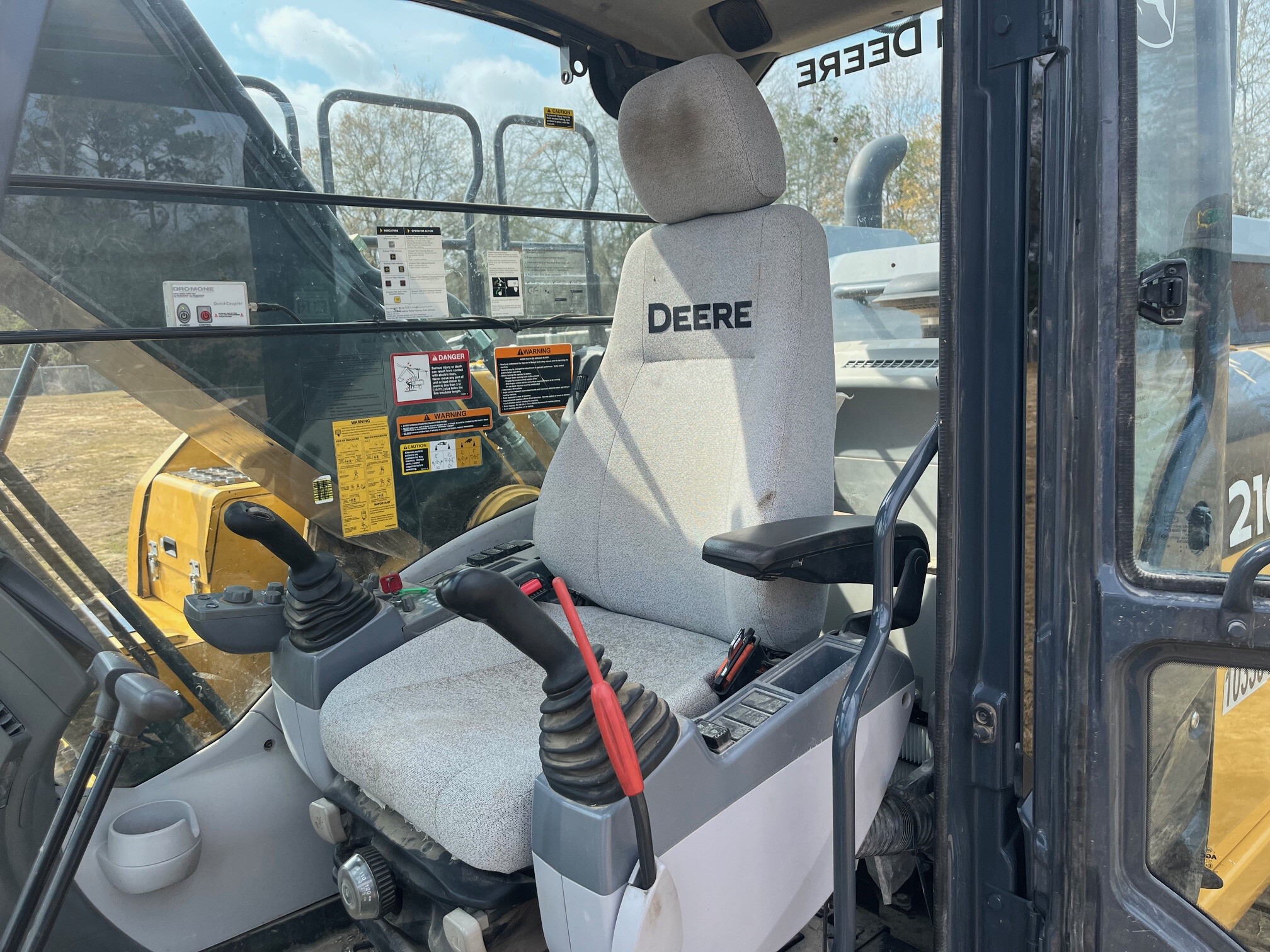 2020 John Deere 210G LC Image 8