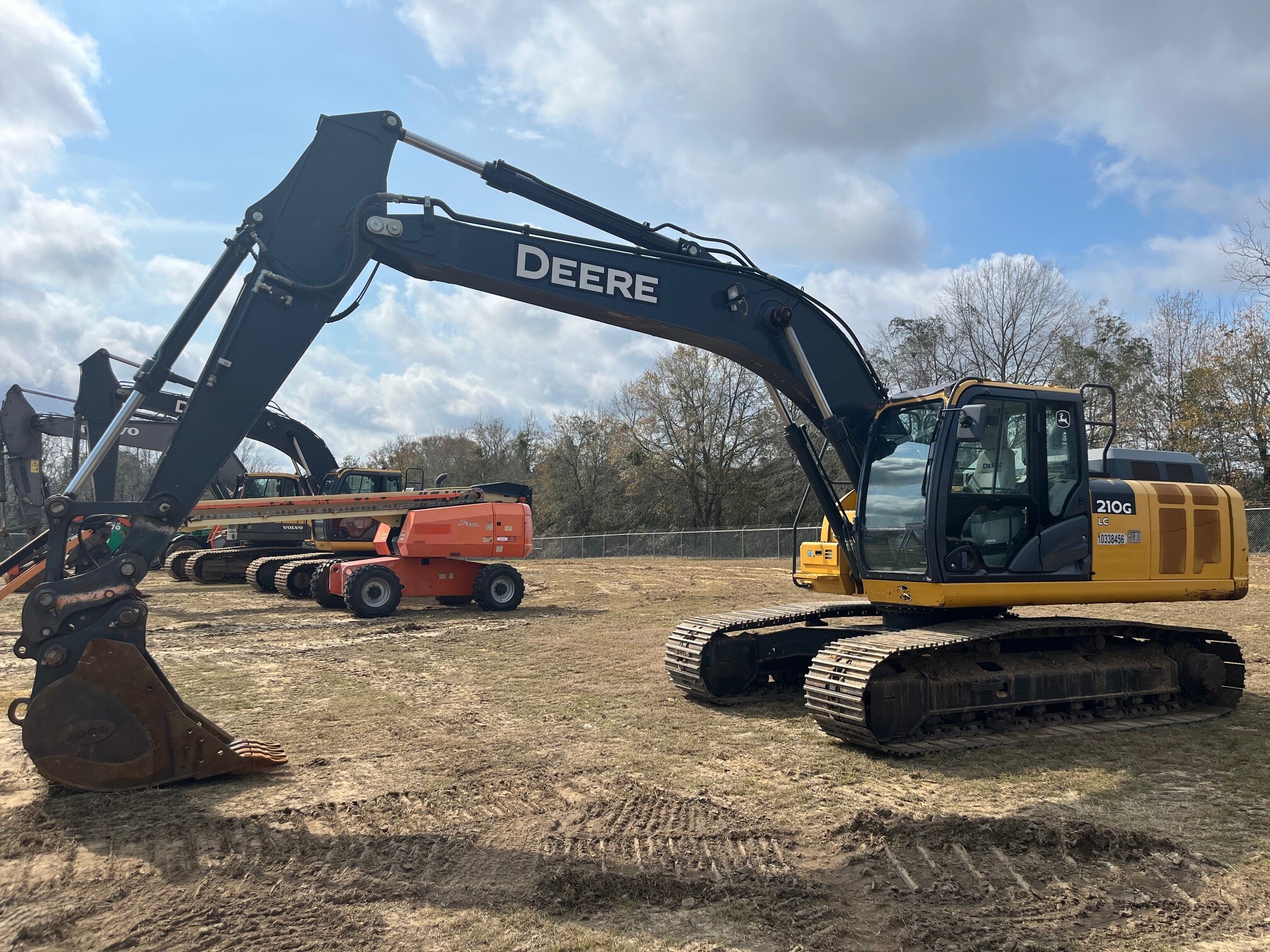 2020 John Deere 210G LC Image 2