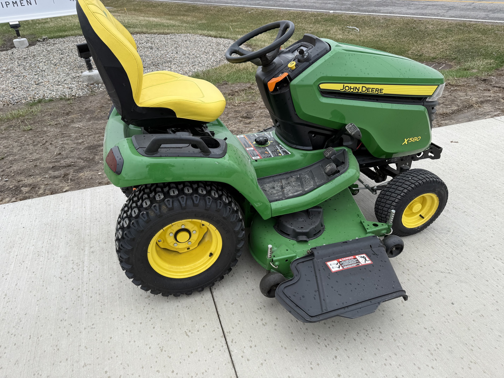 2024 John Deere X580 Image 7