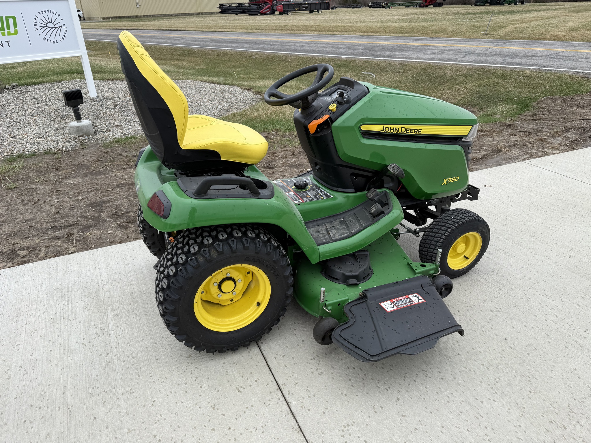 2024 John Deere X580 Image 9