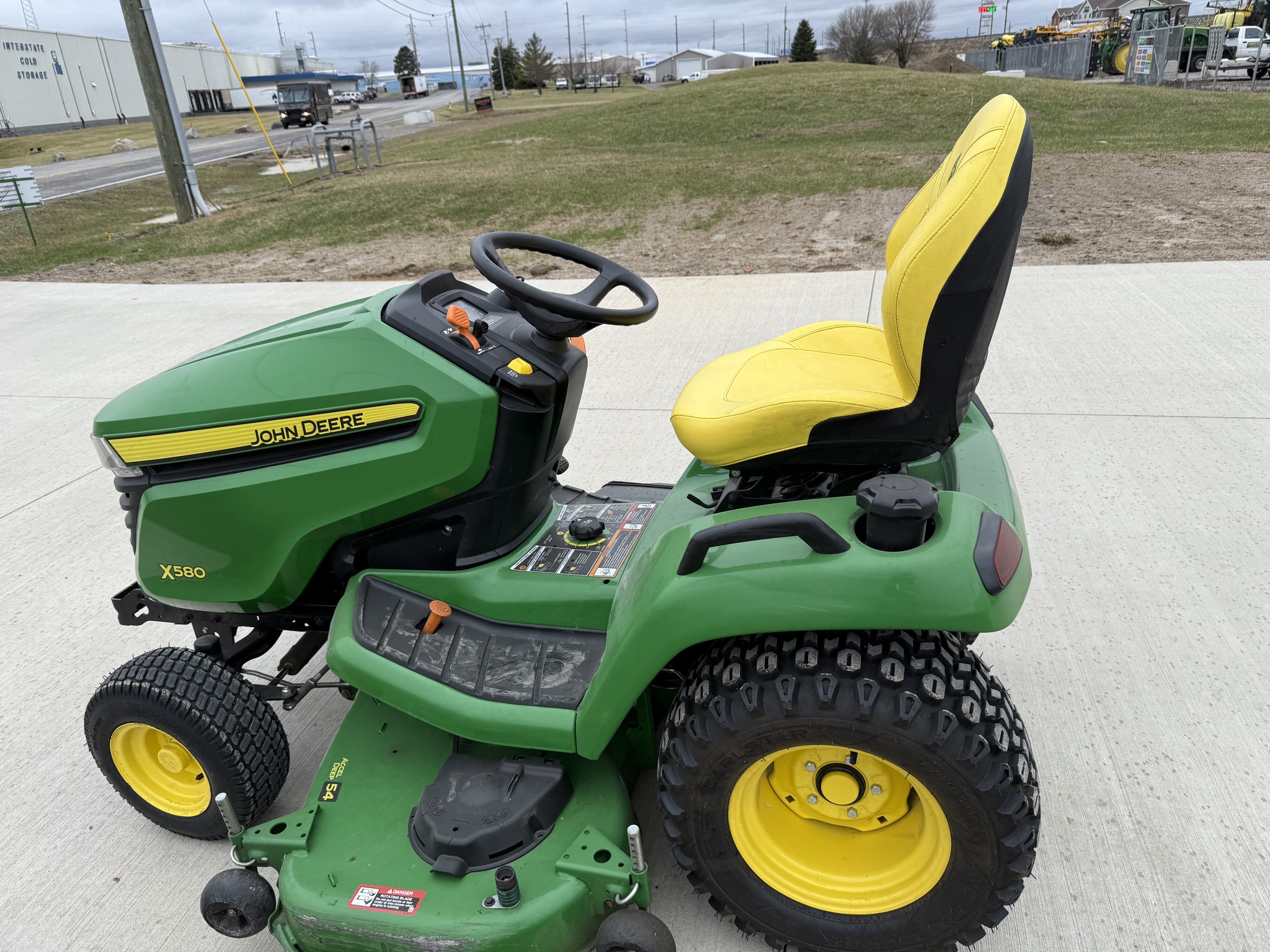 2024 John Deere X580 Image 14