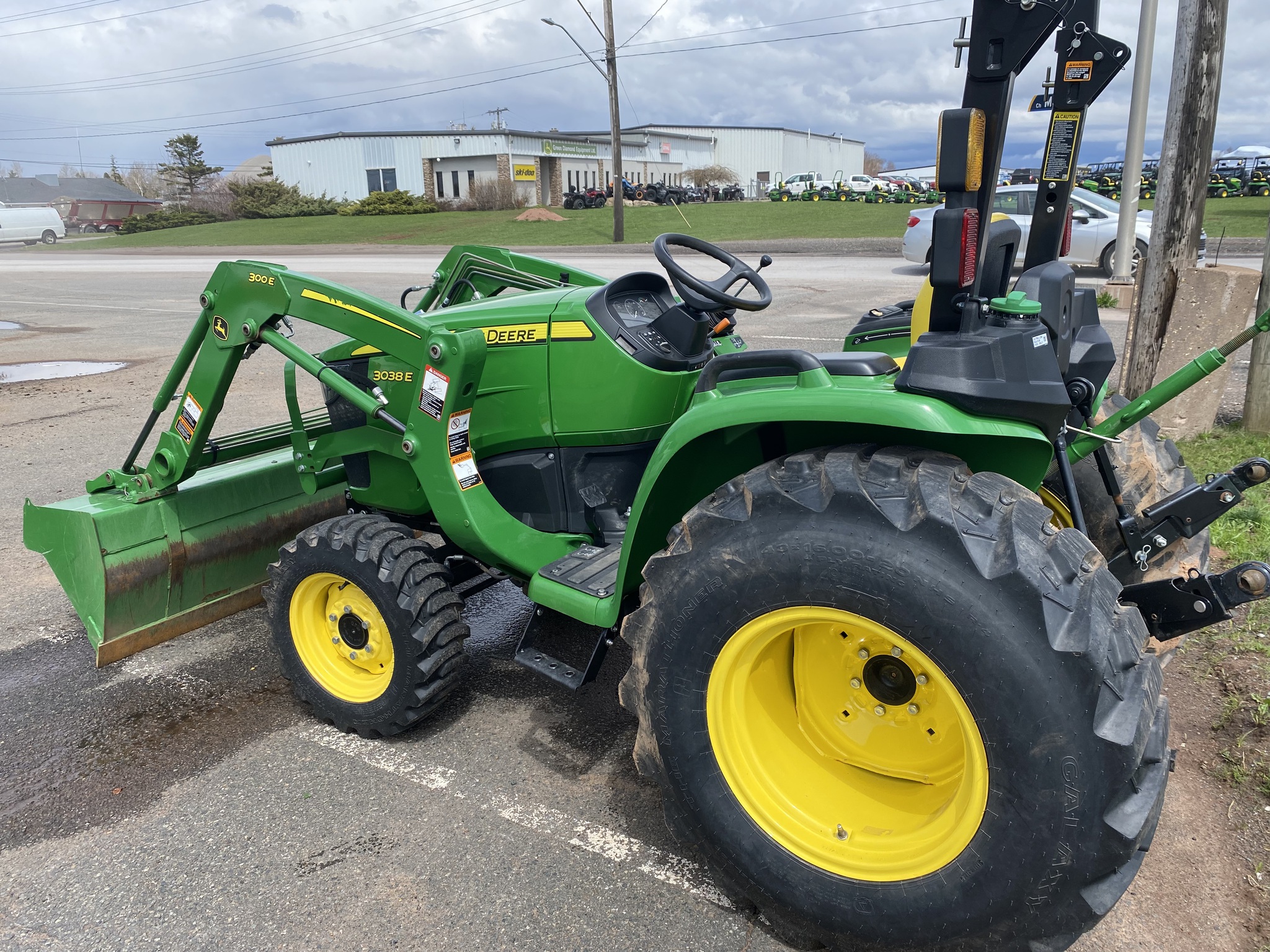 2023 John Deere 3038E Image 3