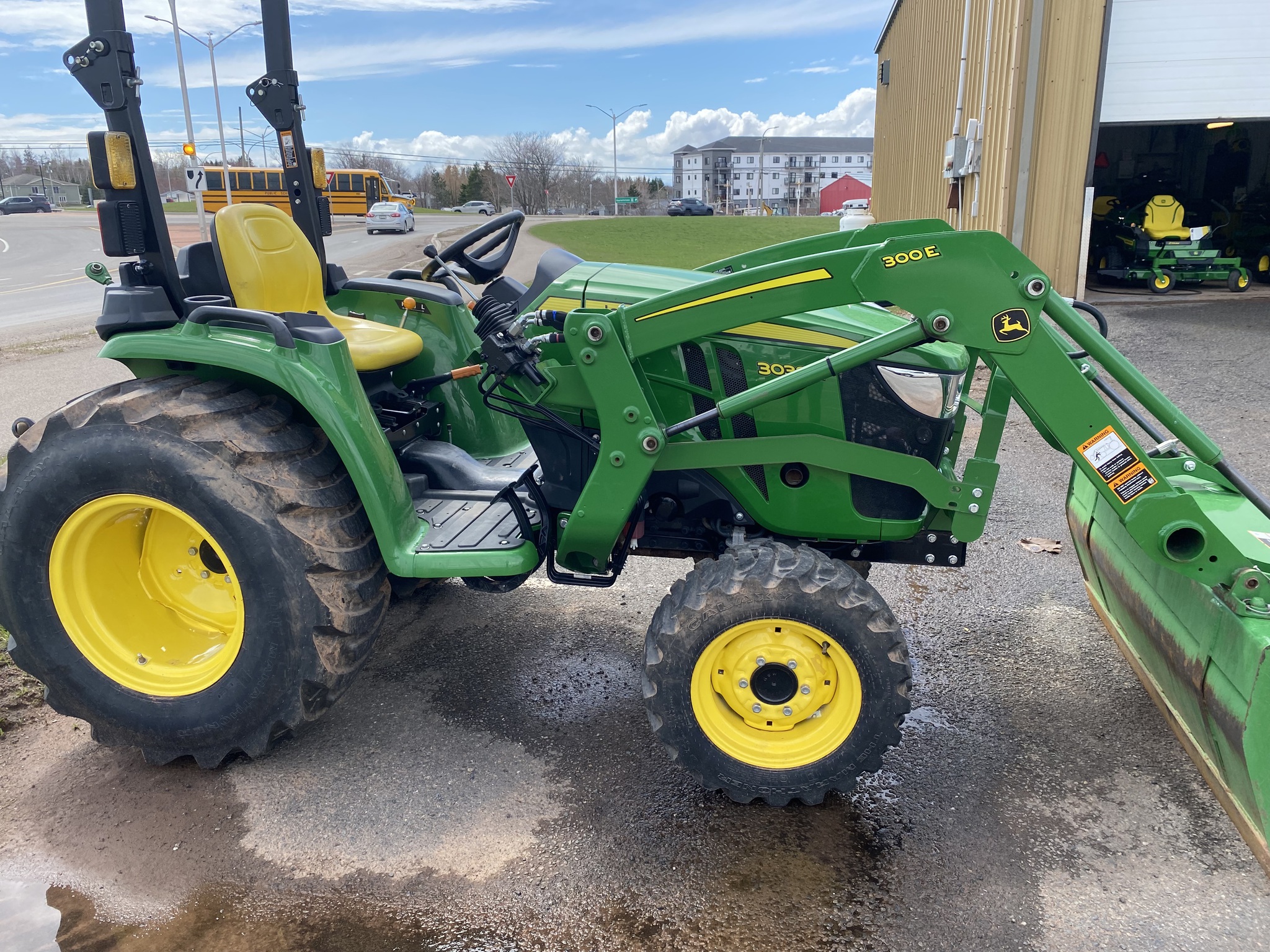 2023 John Deere 3038E Image 5