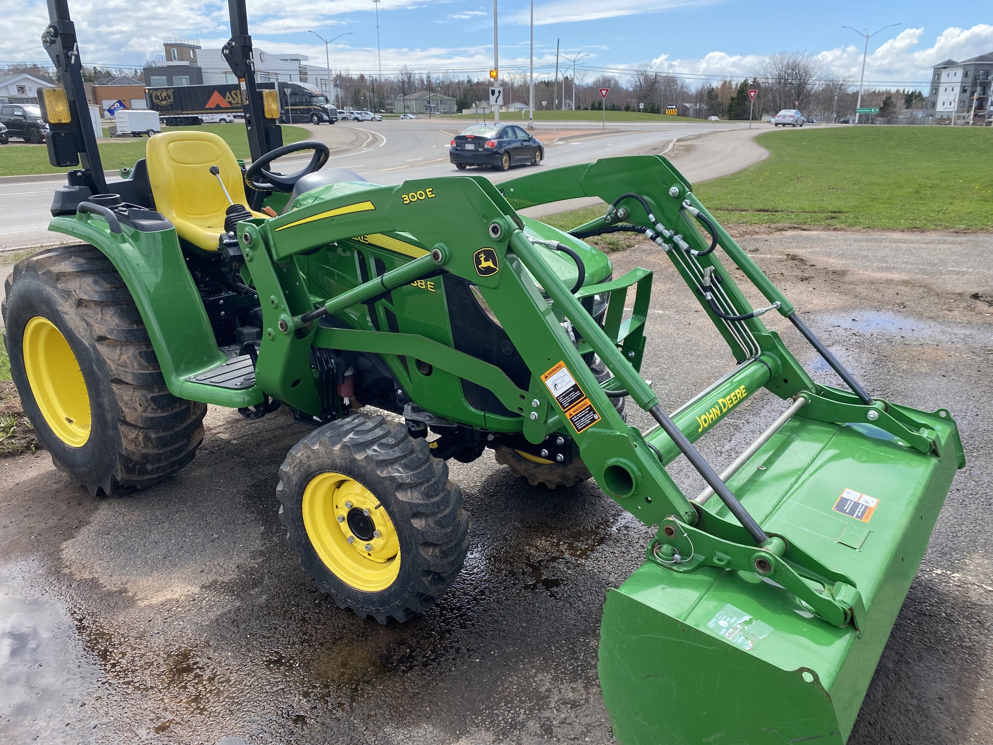 2023 John Deere 3038E Image 6
