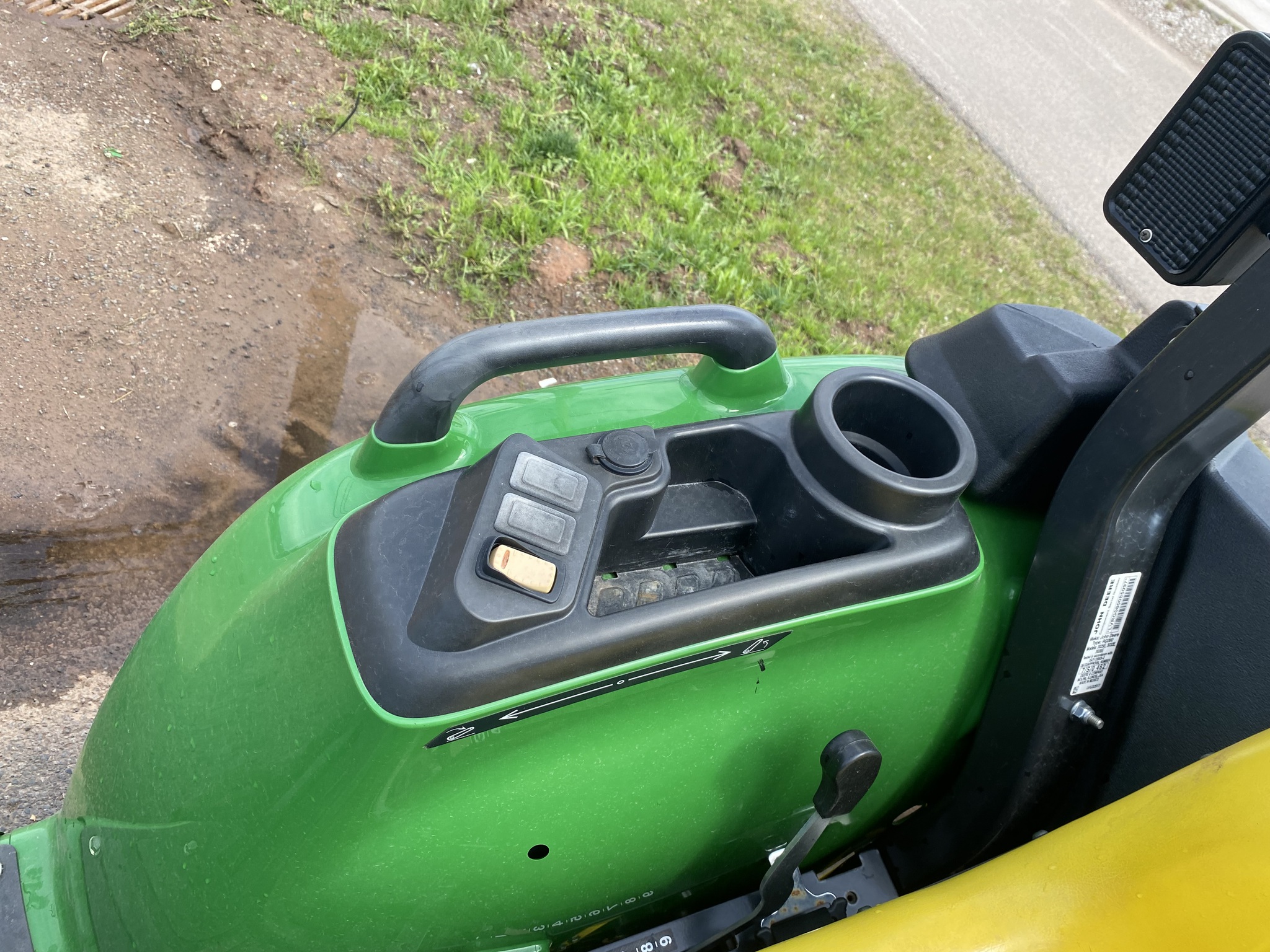 2023 John Deere 3038E Image 9