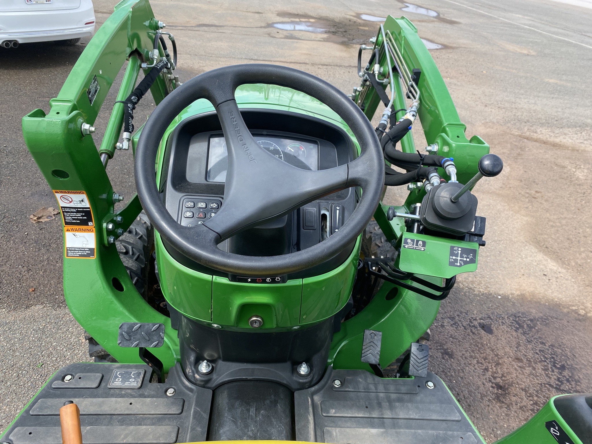 2023 John Deere 3038E Image 10