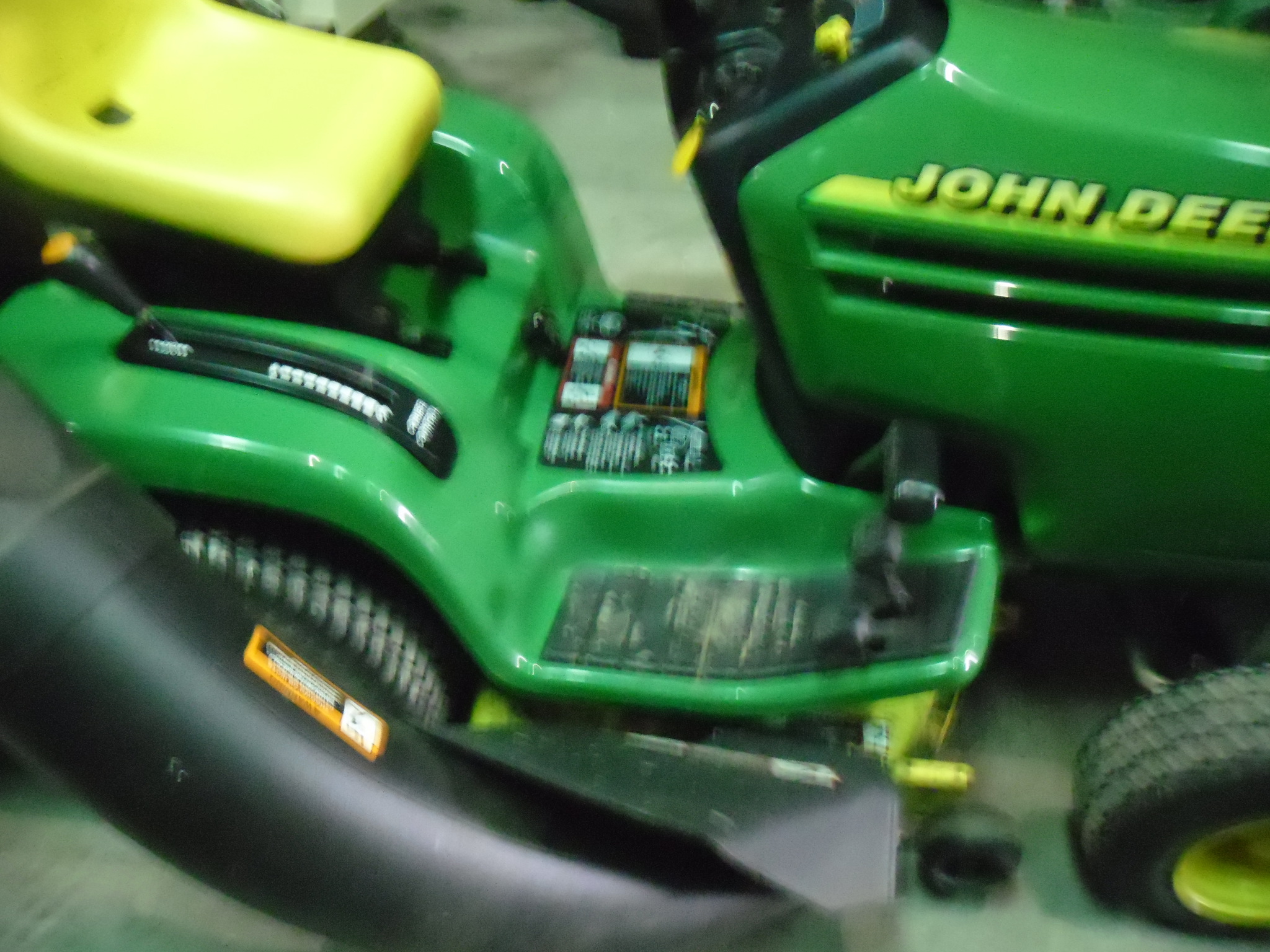 1999 John Deere GT225 Image 7