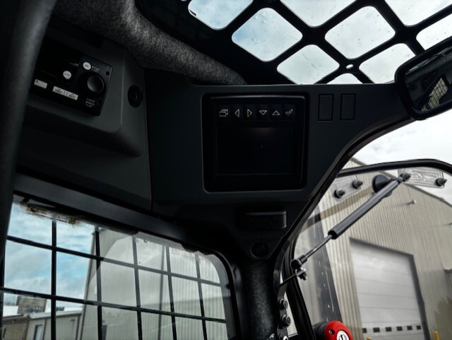 2024 John Deere 335 P Image 7