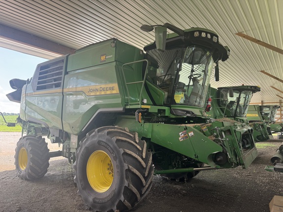 Photo of 2024 John Deere T6 800