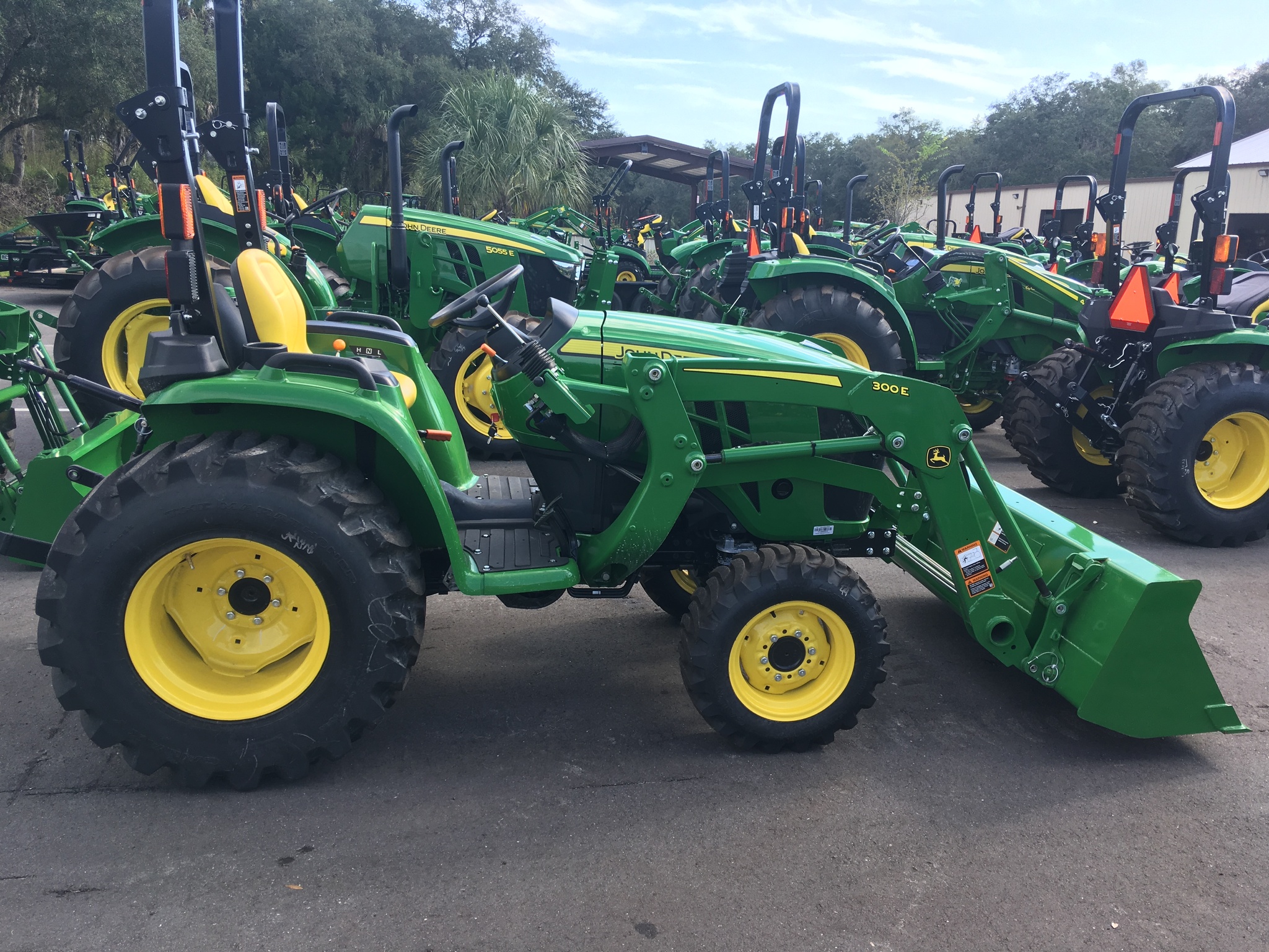 2023 John Deere 3038E Image 3