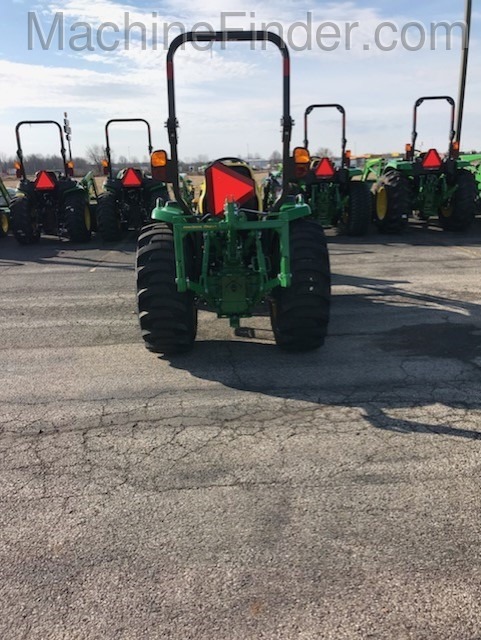 2020 John Deere 3046R Image 4