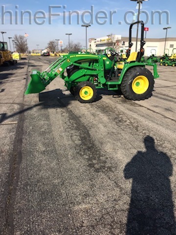 2020 John Deere 3046R Image 5