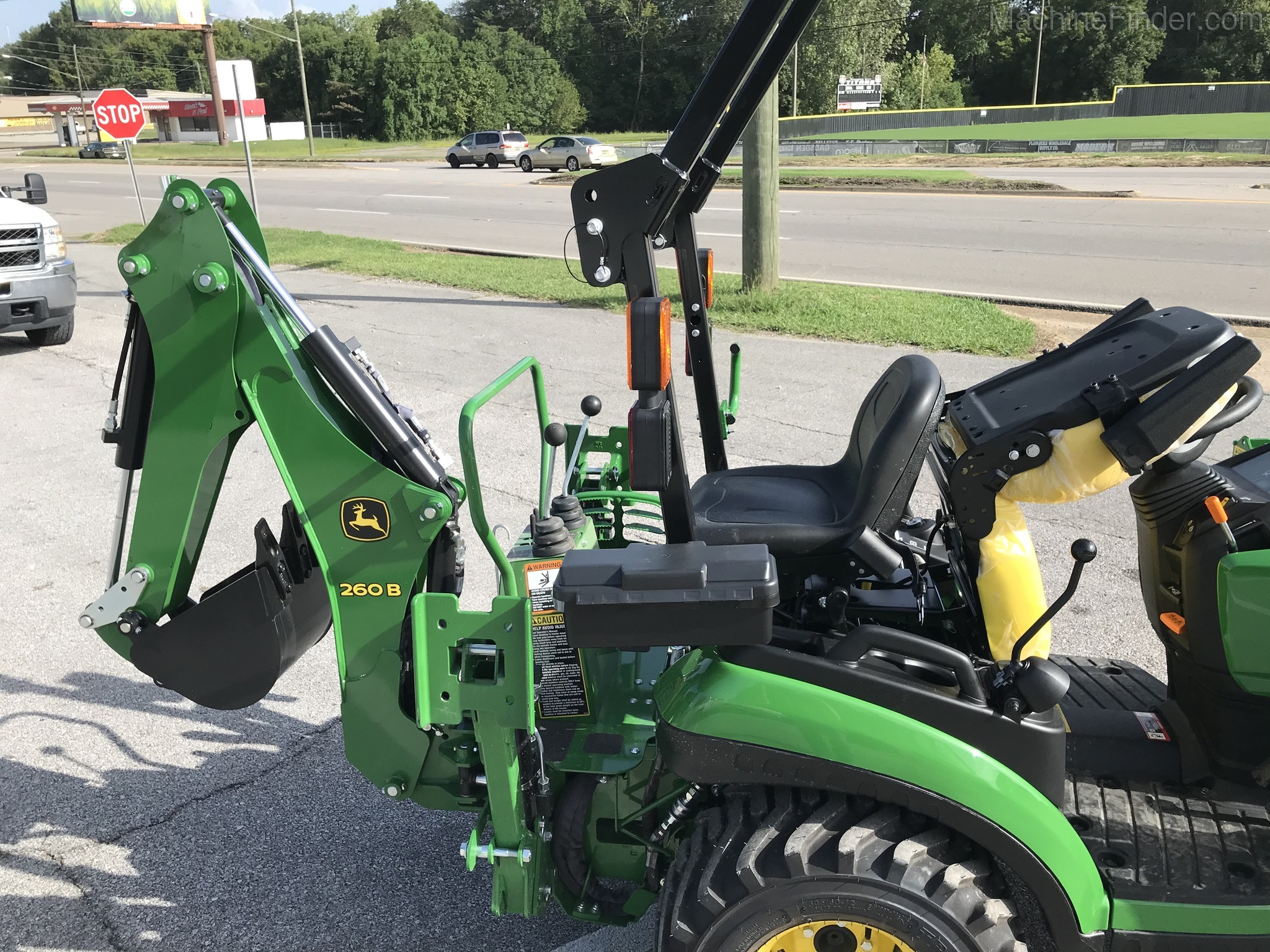 2020 John Deere 1025R Image 6