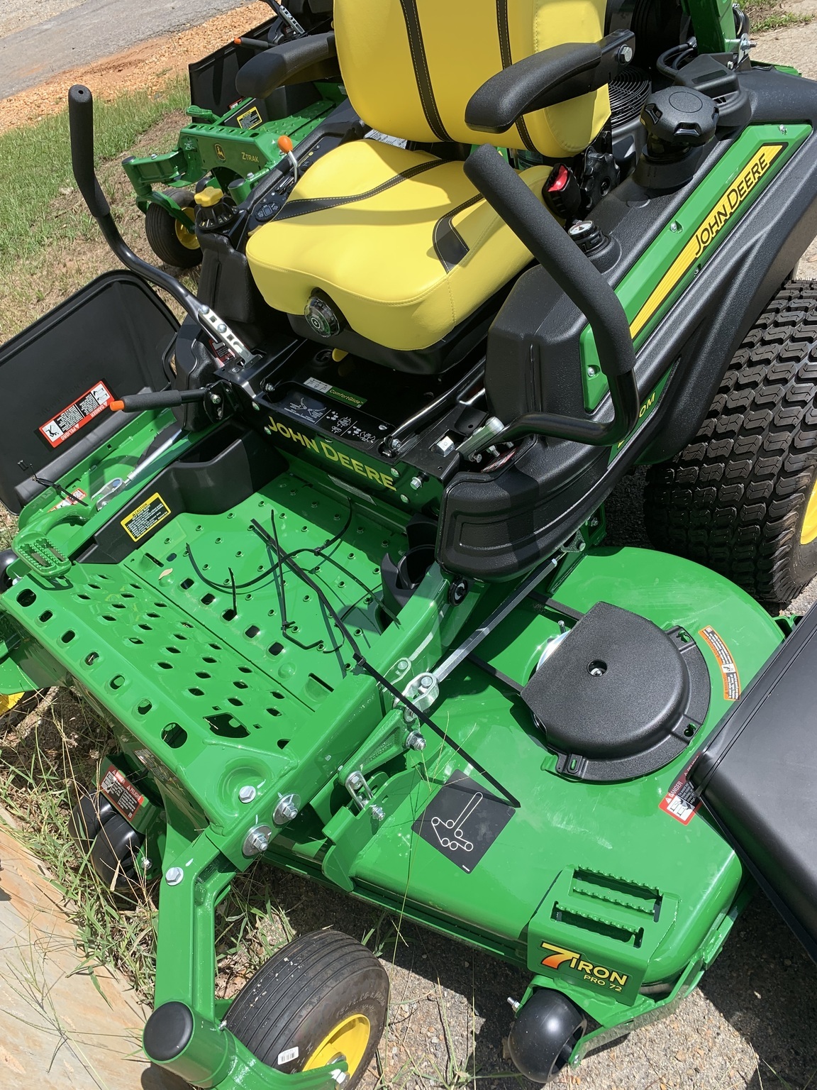 2025 John Deere Z960M Image 2