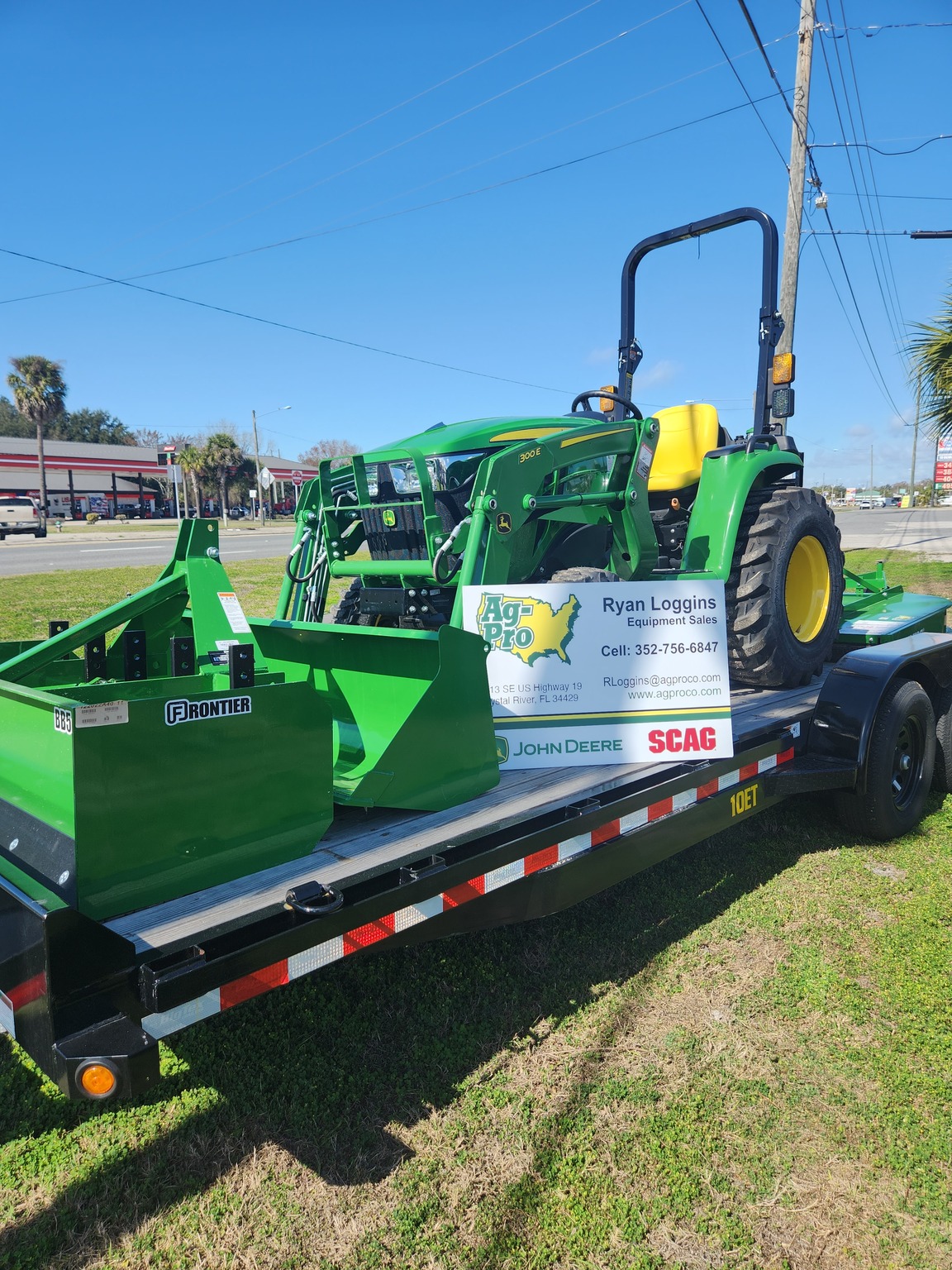 2023 John Deere 3038E Image 1