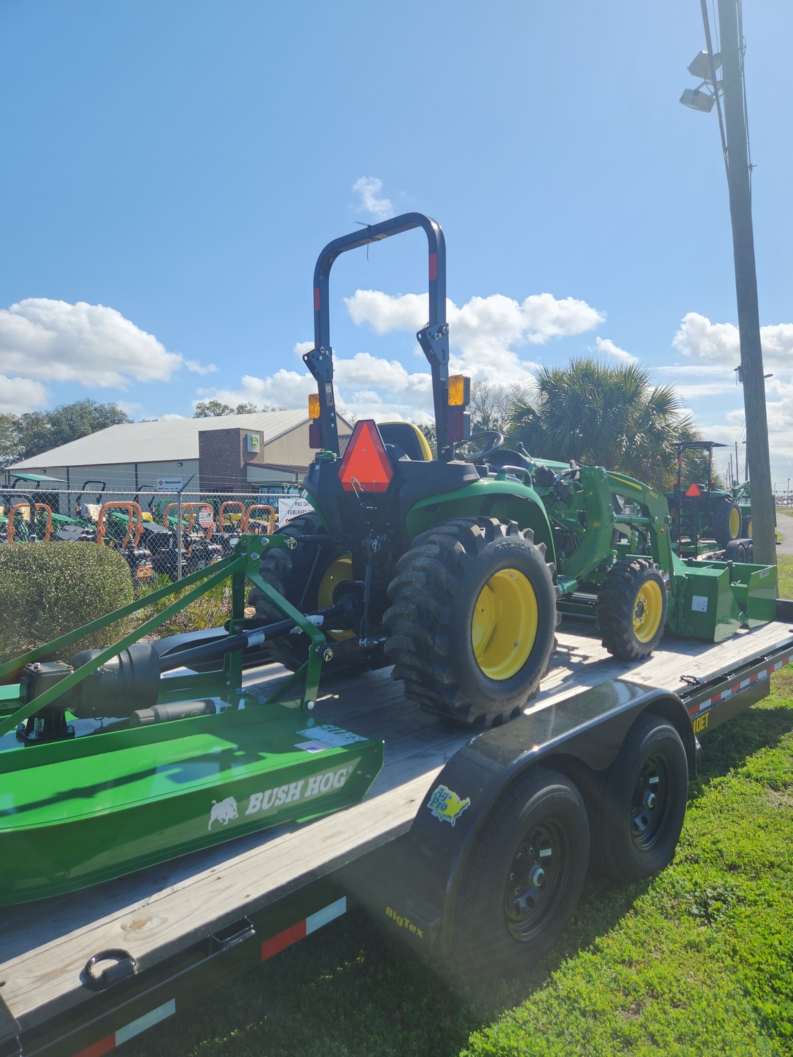 2023 John Deere 3038E Image 9