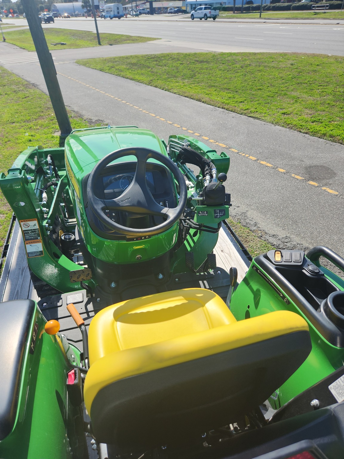 2023 John Deere 3038E Image 6