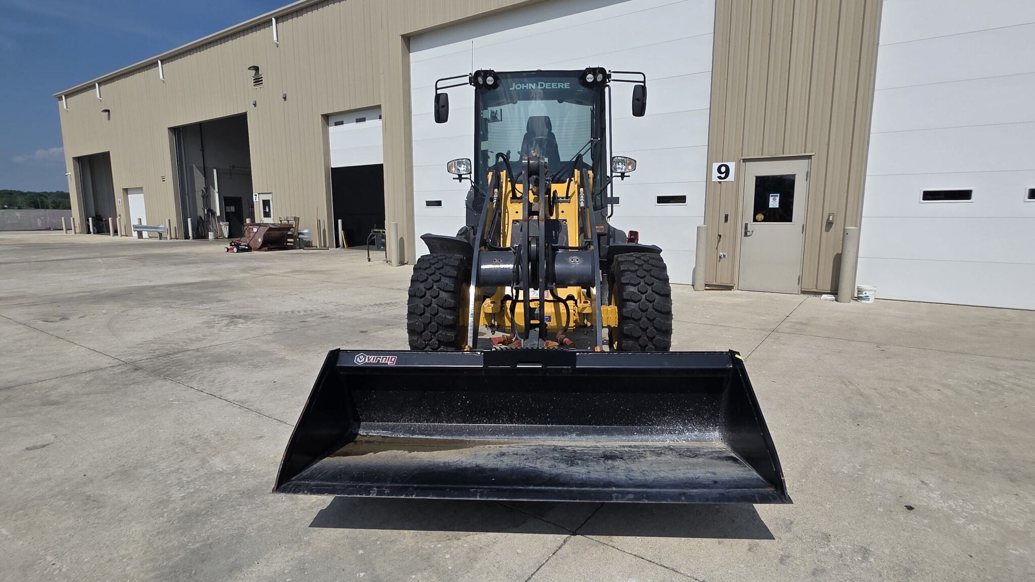 2022 John Deere 324L Image 3