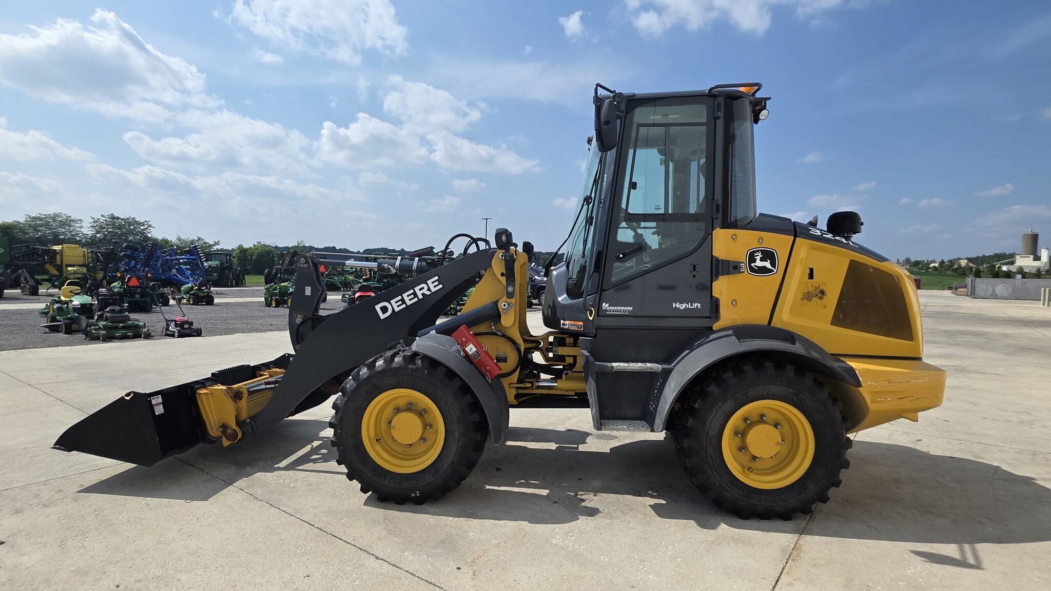2022 John Deere 324L Image 5
