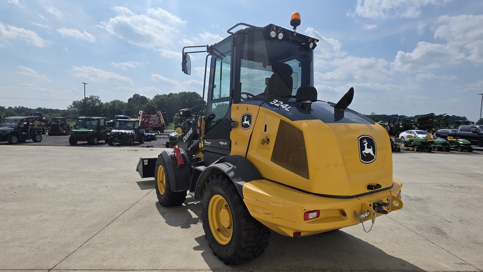 2022 John Deere 324L Image 6