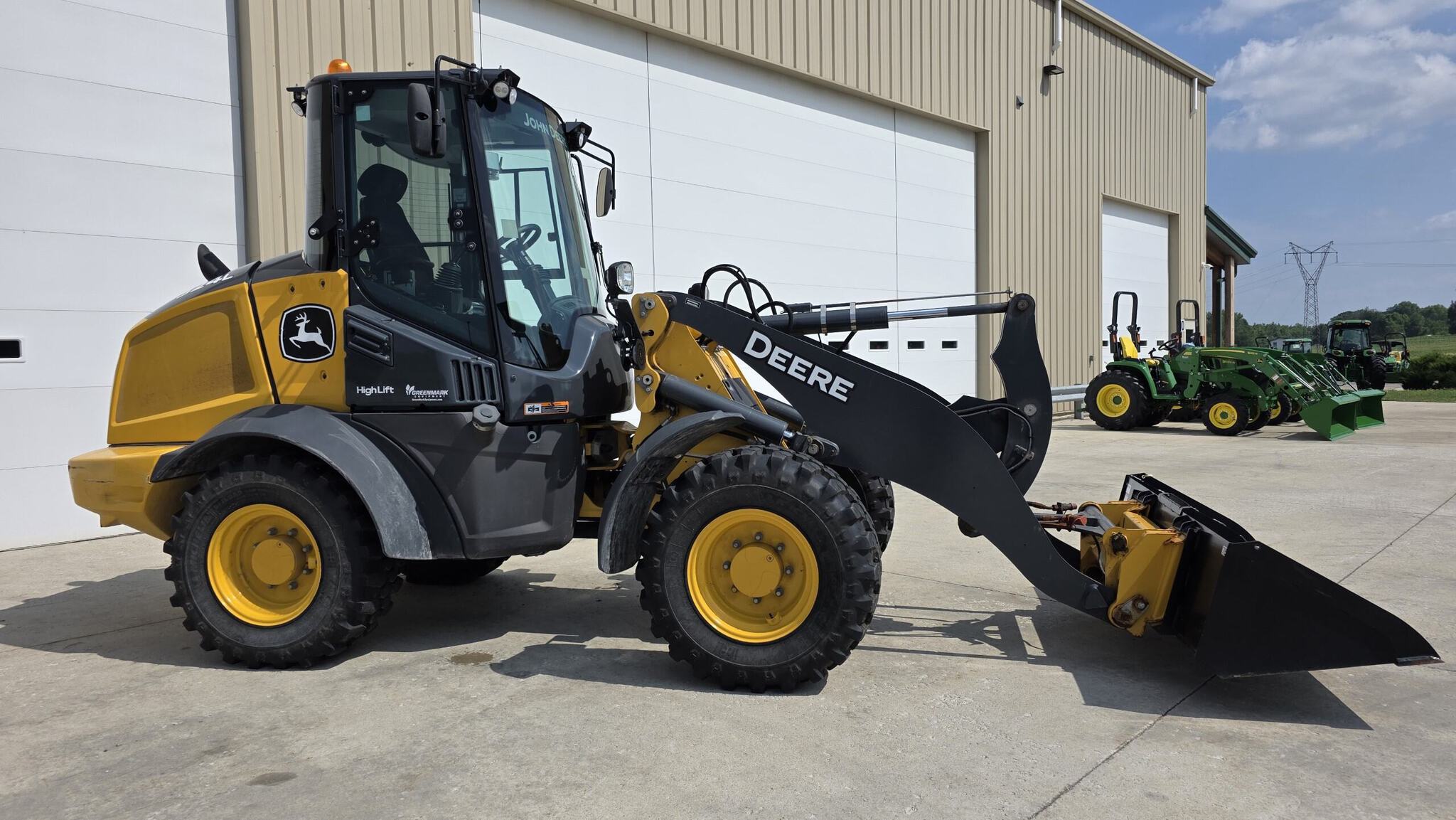 2022 John Deere 324L Image 4