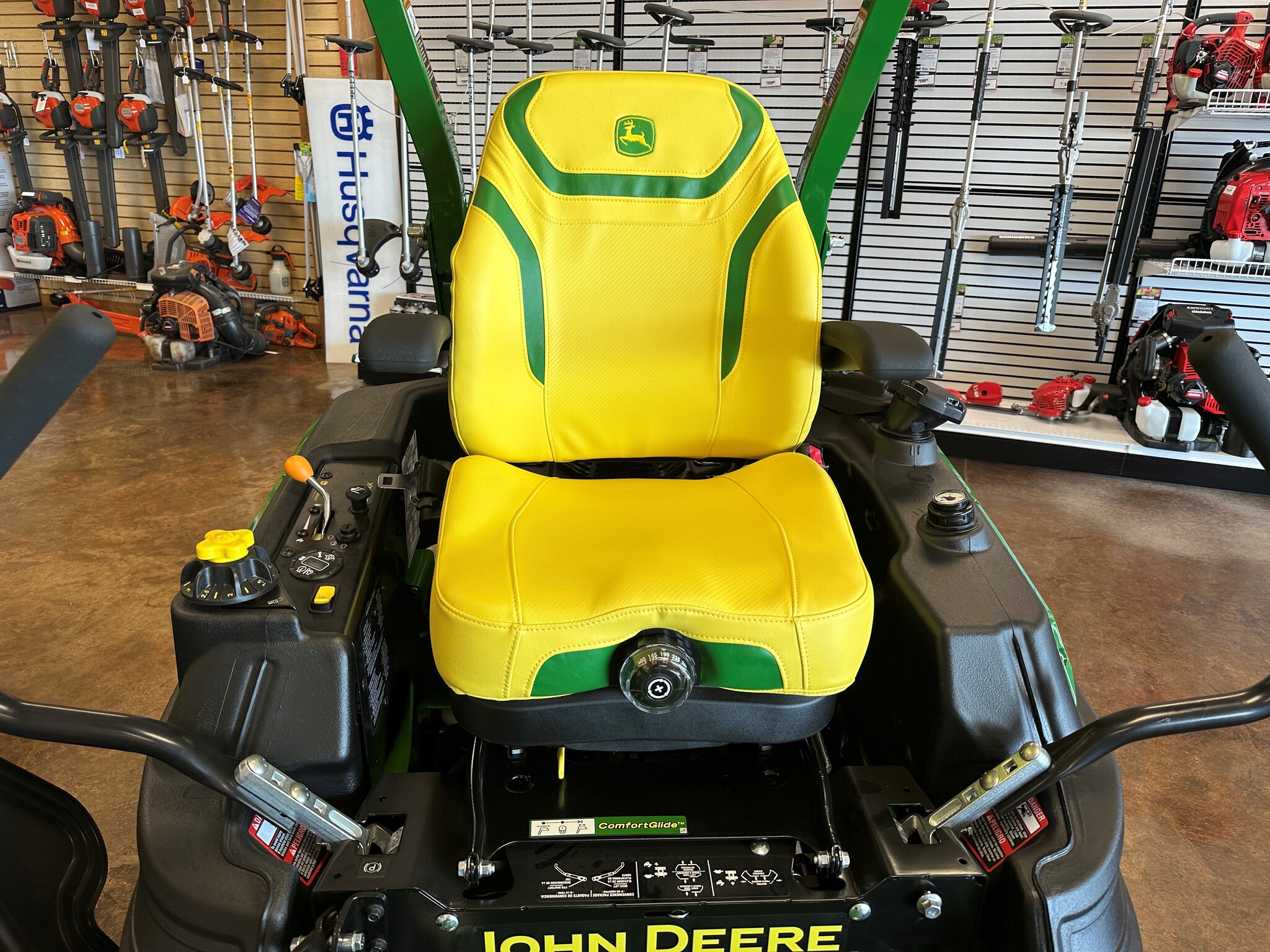 2025 John Deere Z920M Image 4