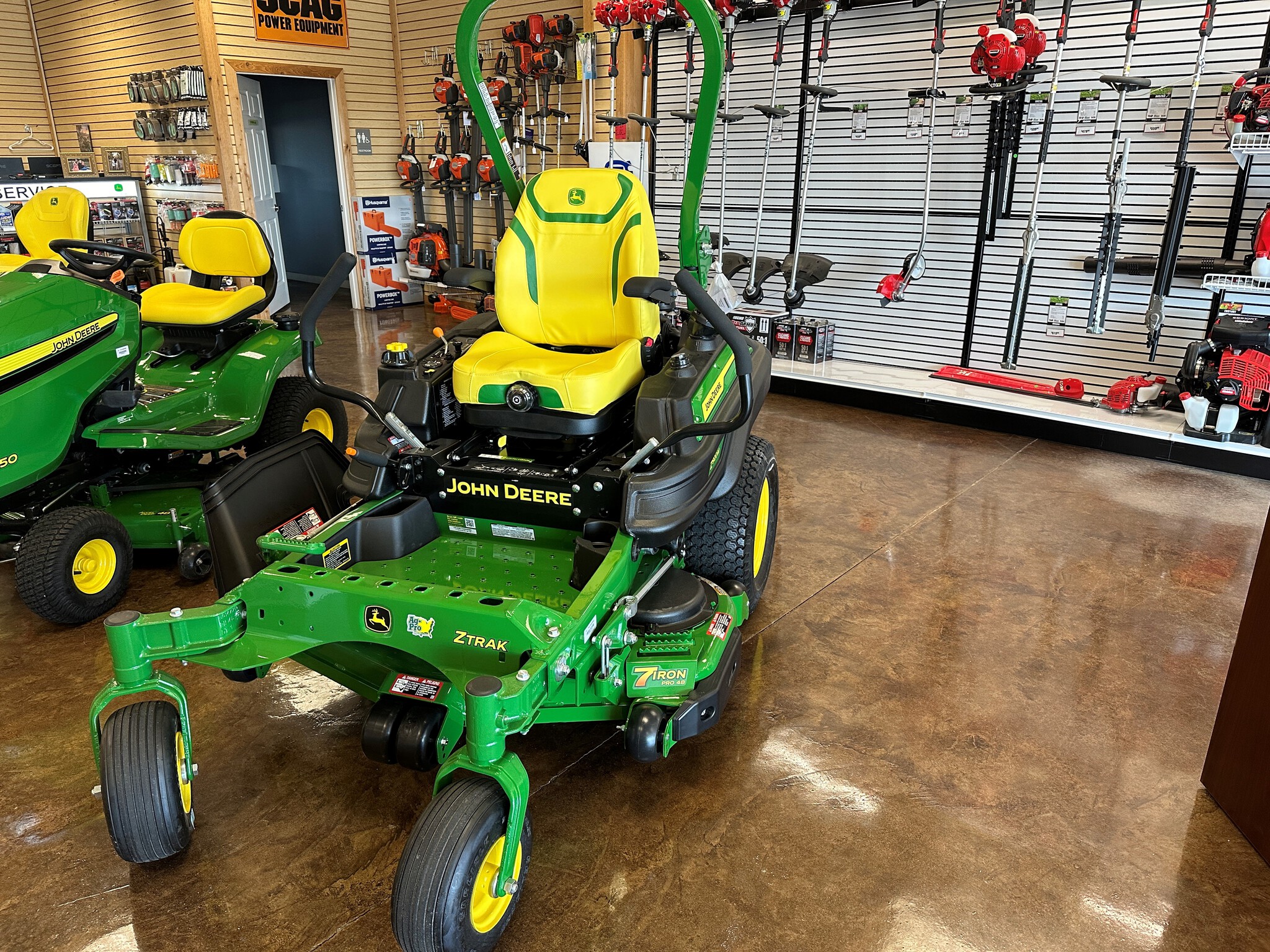 2025 John Deere Z920M Image 1