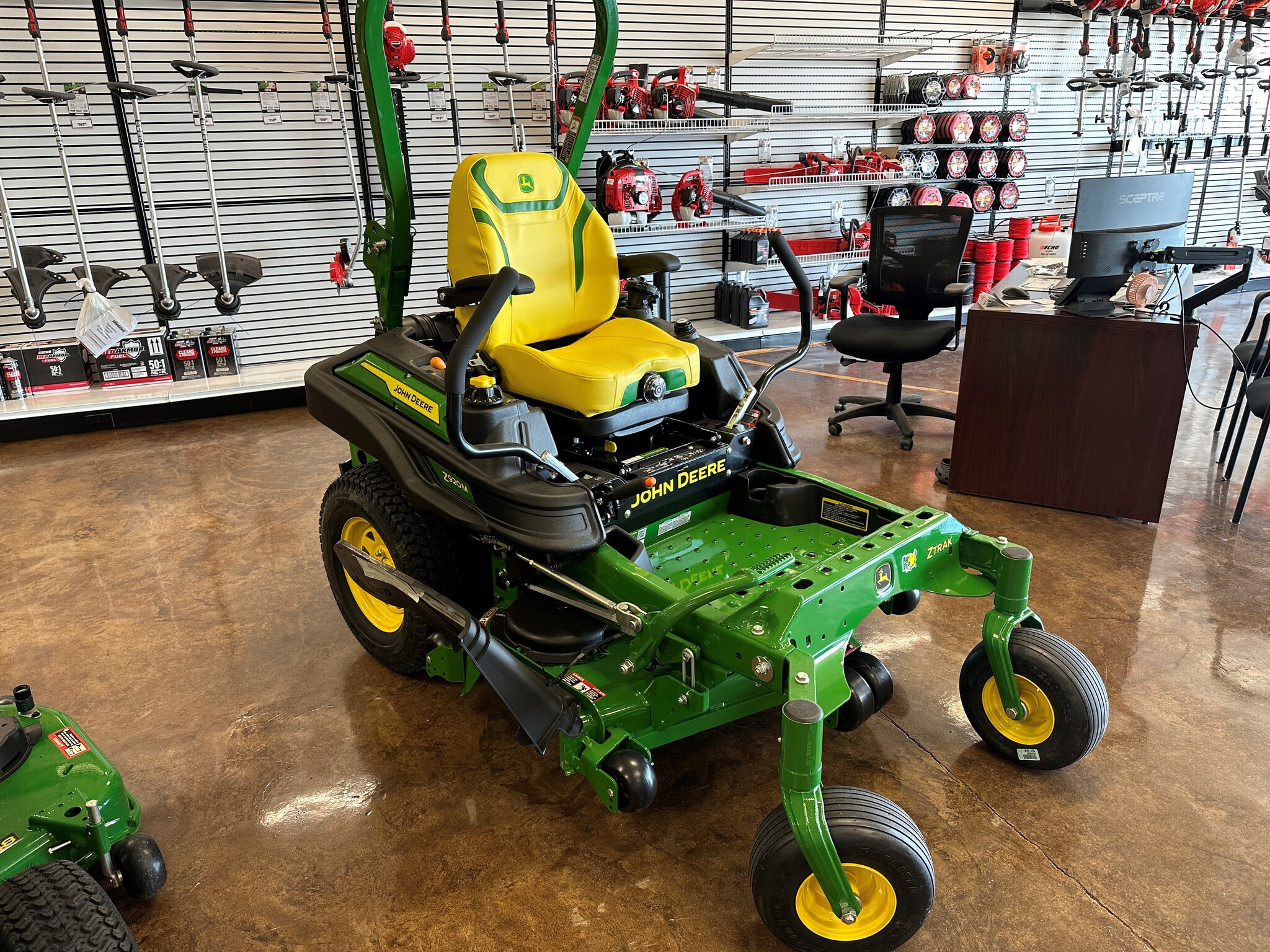 2025 John Deere Z920M Image 5