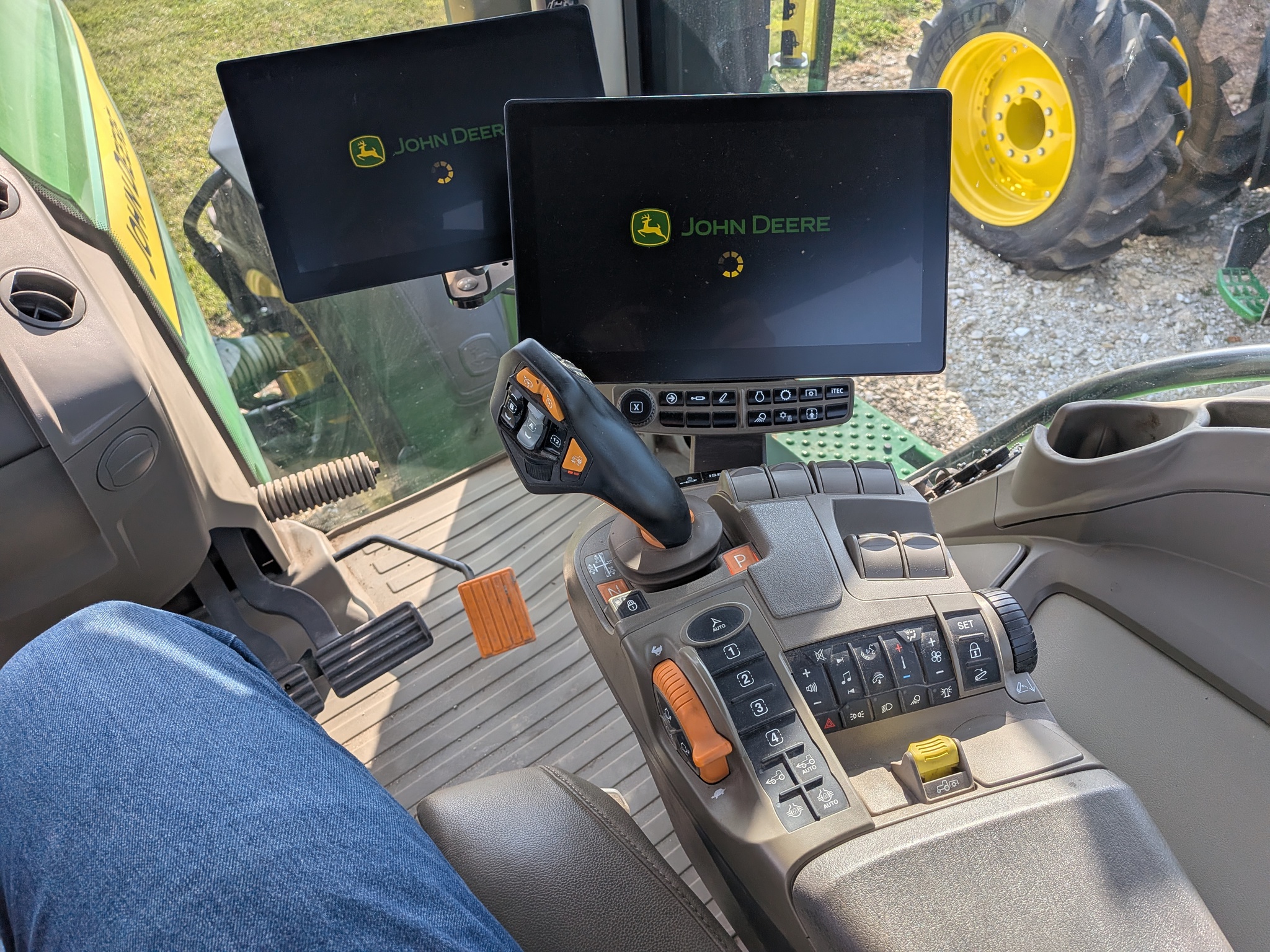  2024 John Deere 8R 370 at Heritage Tractor in Galesburg, IL