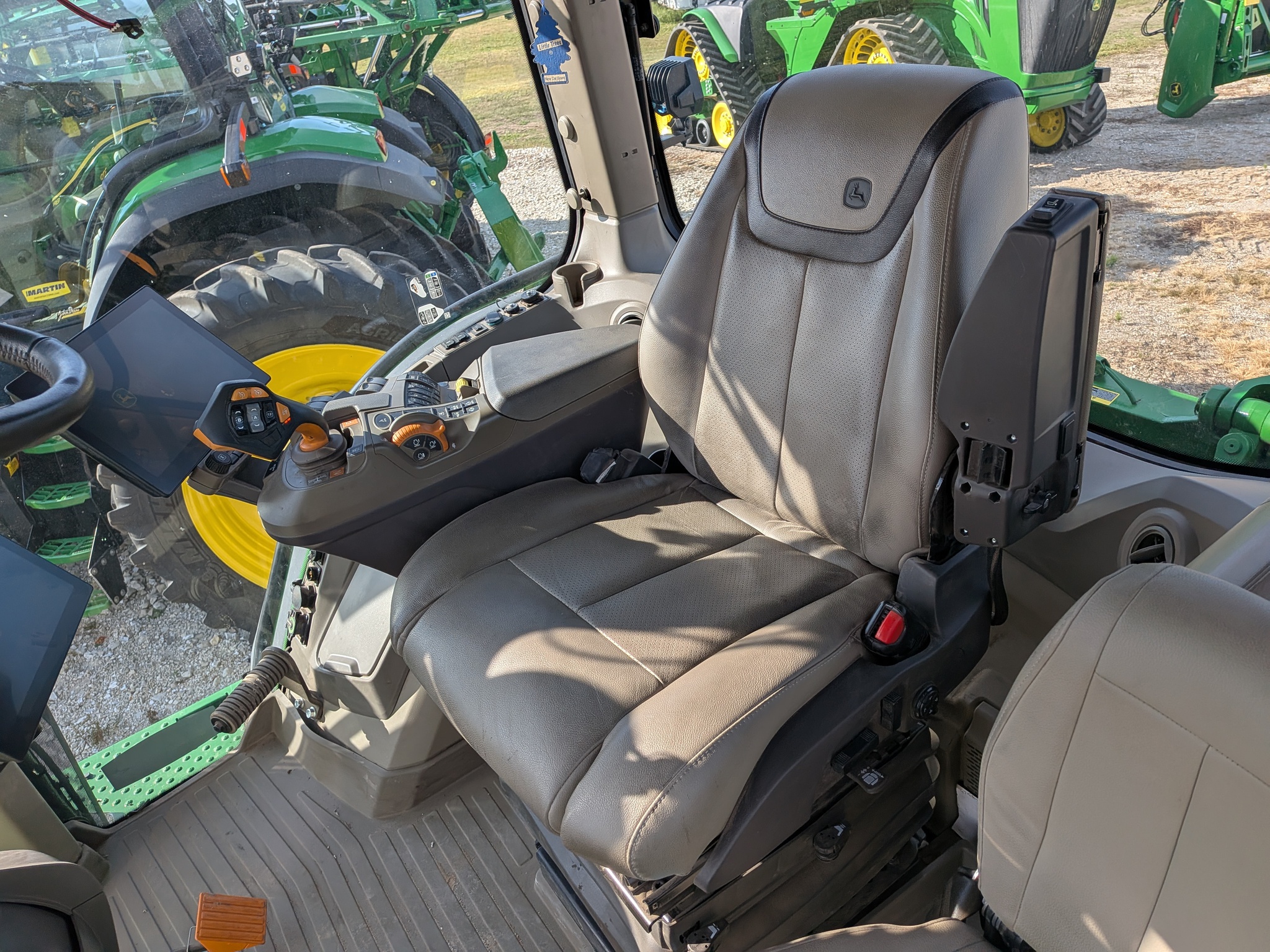  2024 John Deere 8R 370 at Heritage Tractor in Galesburg, IL