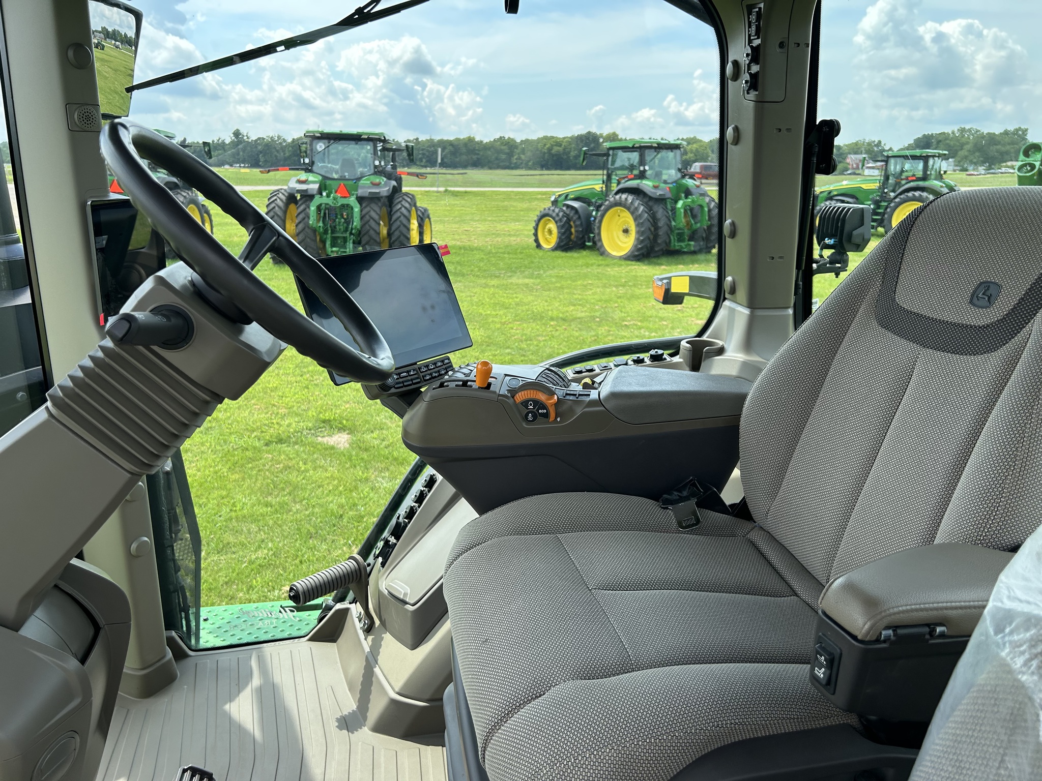  2024 John Deere 8R 250 at Heritage Tractor in Lacon, IL