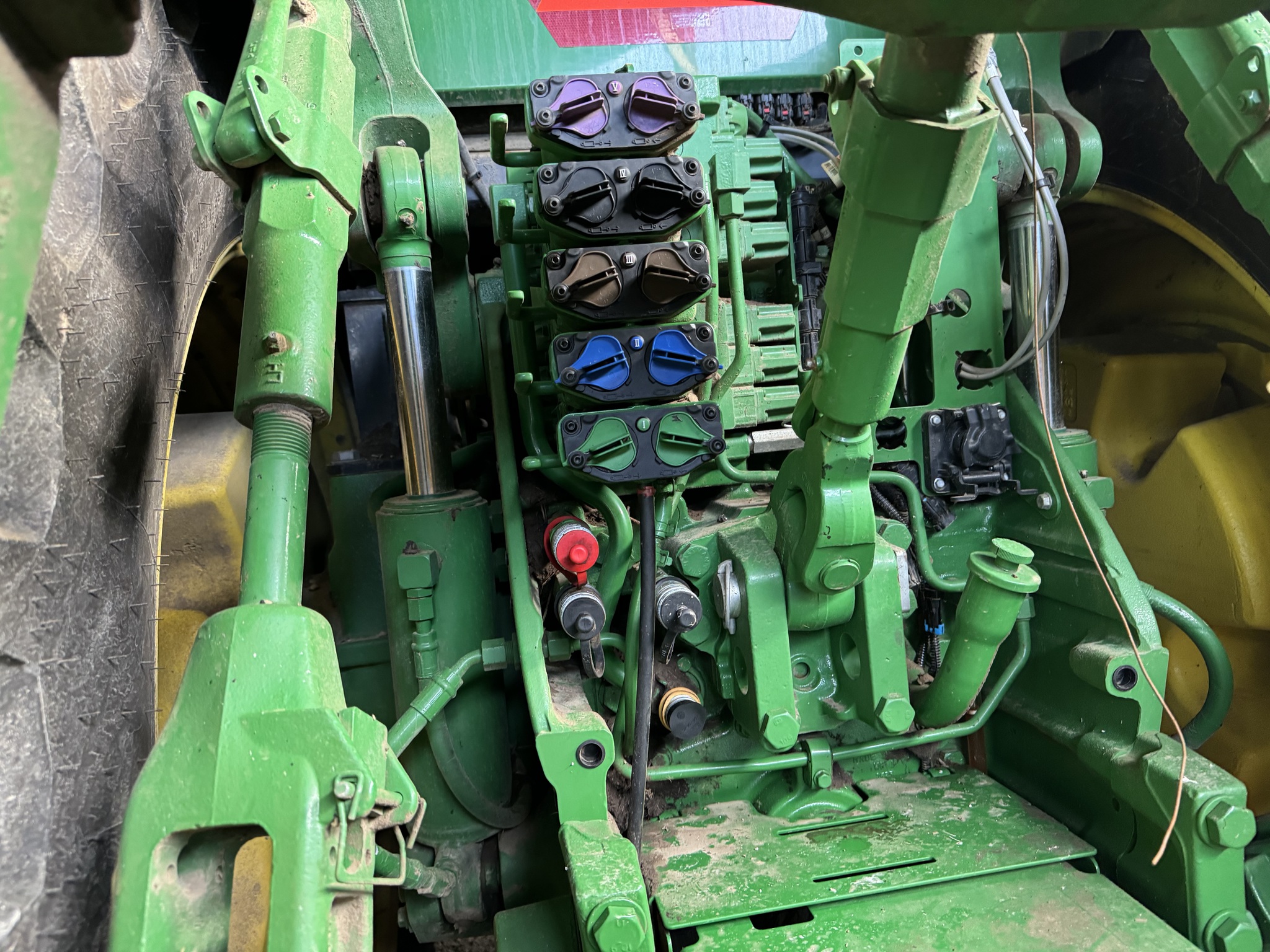 2023 John Deere 8R 250 Image 2