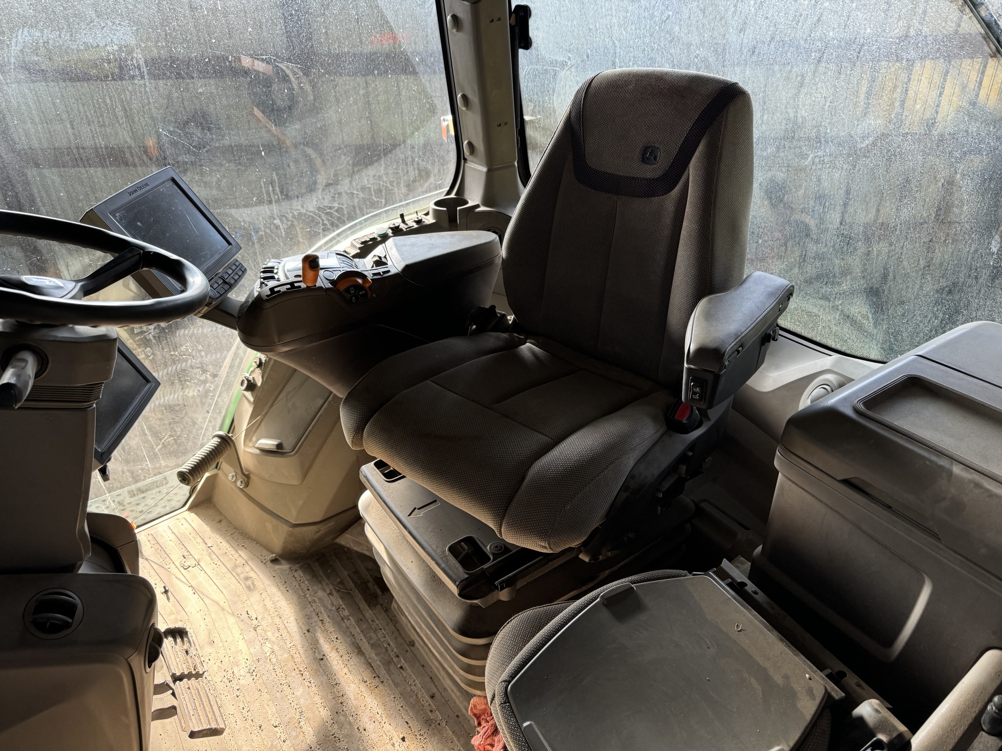 2023 John Deere 8R 250 Image 3