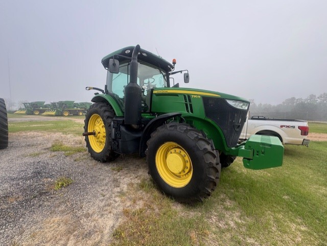 2017 John Deere 7210R Image 2