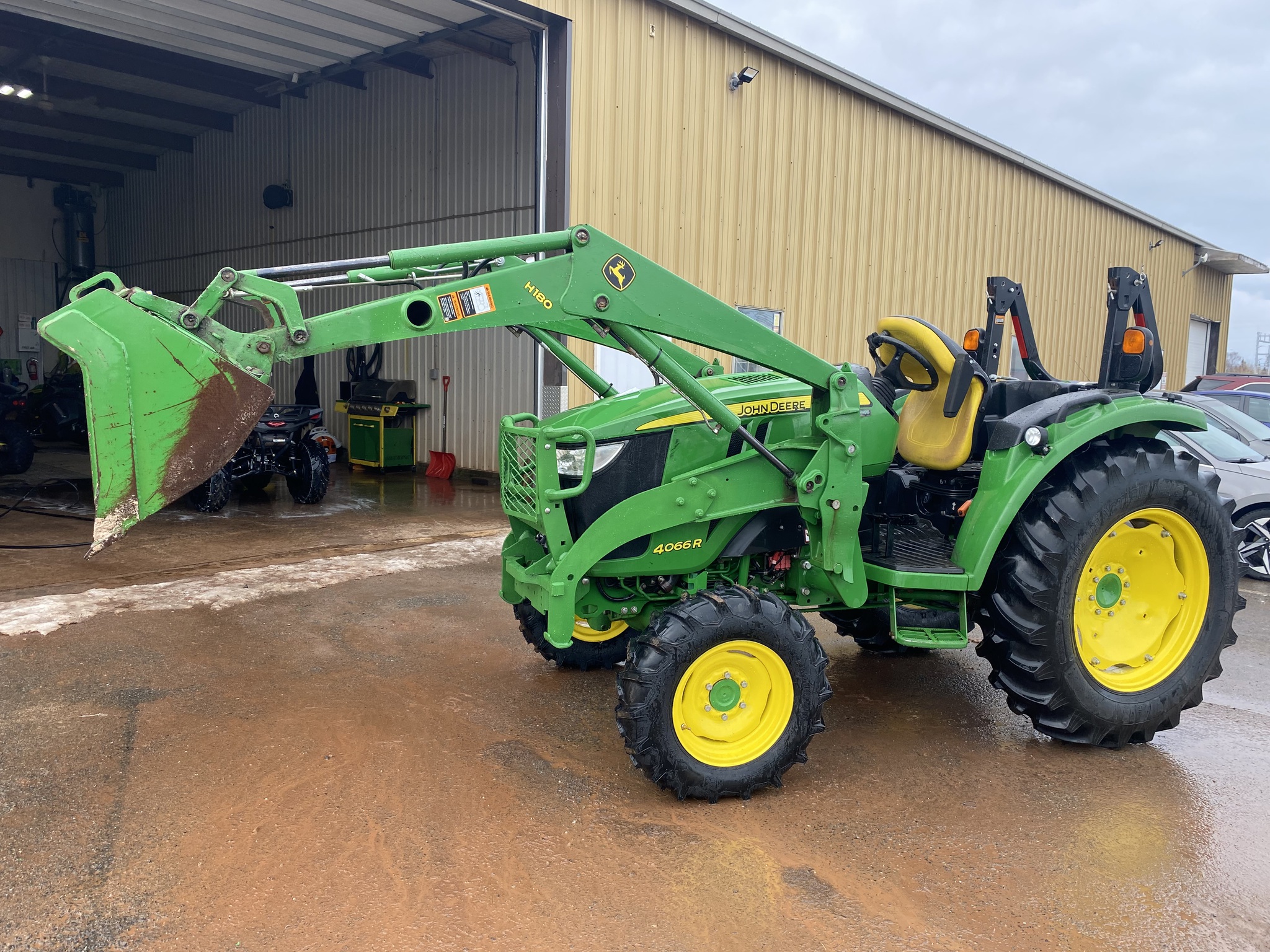 2016 John Deere 4066R Image 18
