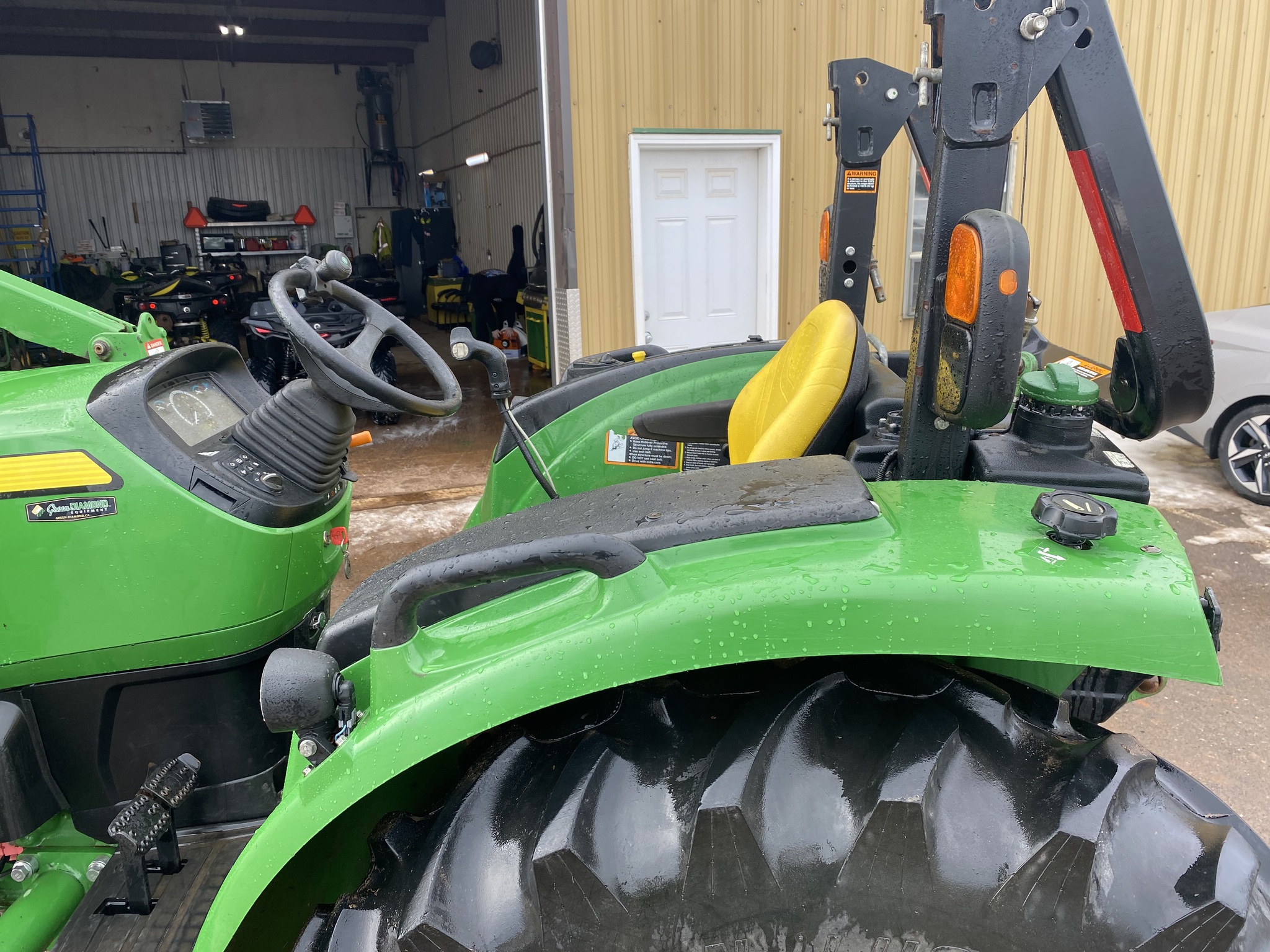 2016 John Deere 4066R Image 17