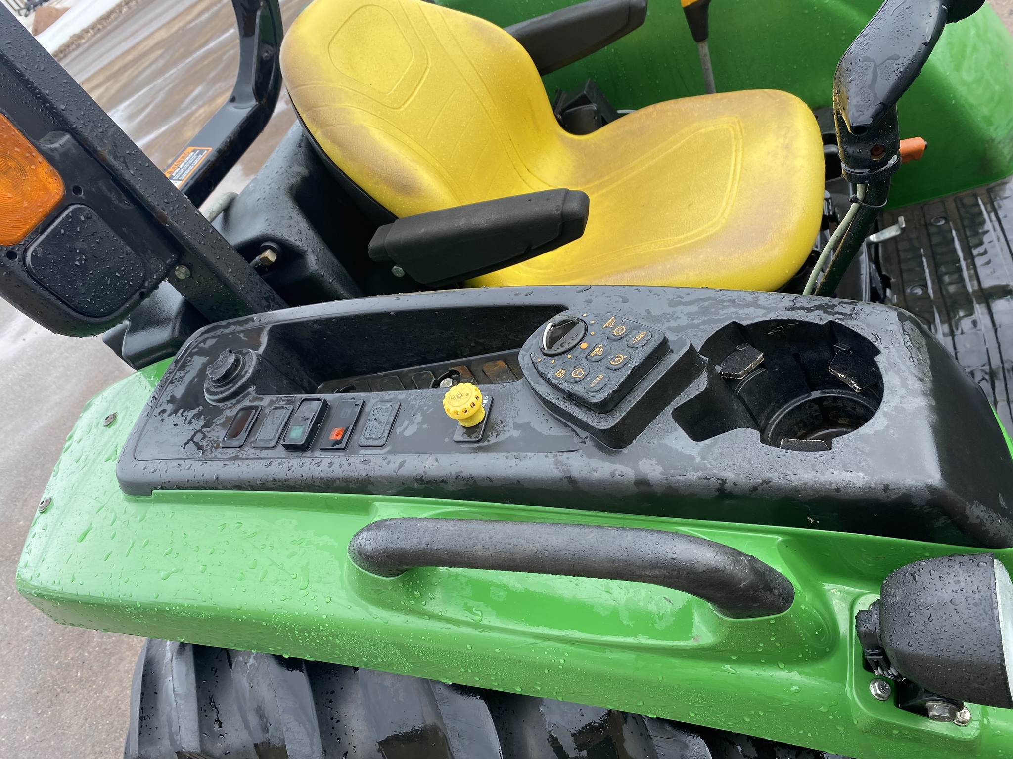 2016 John Deere 4066R Image 11
