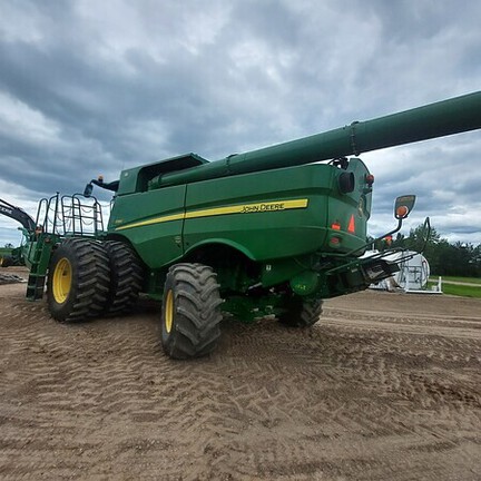 Used 2016 John Deere S680 Combines at Horizon Ag & Turf in Lloydminster, AB - Photo3