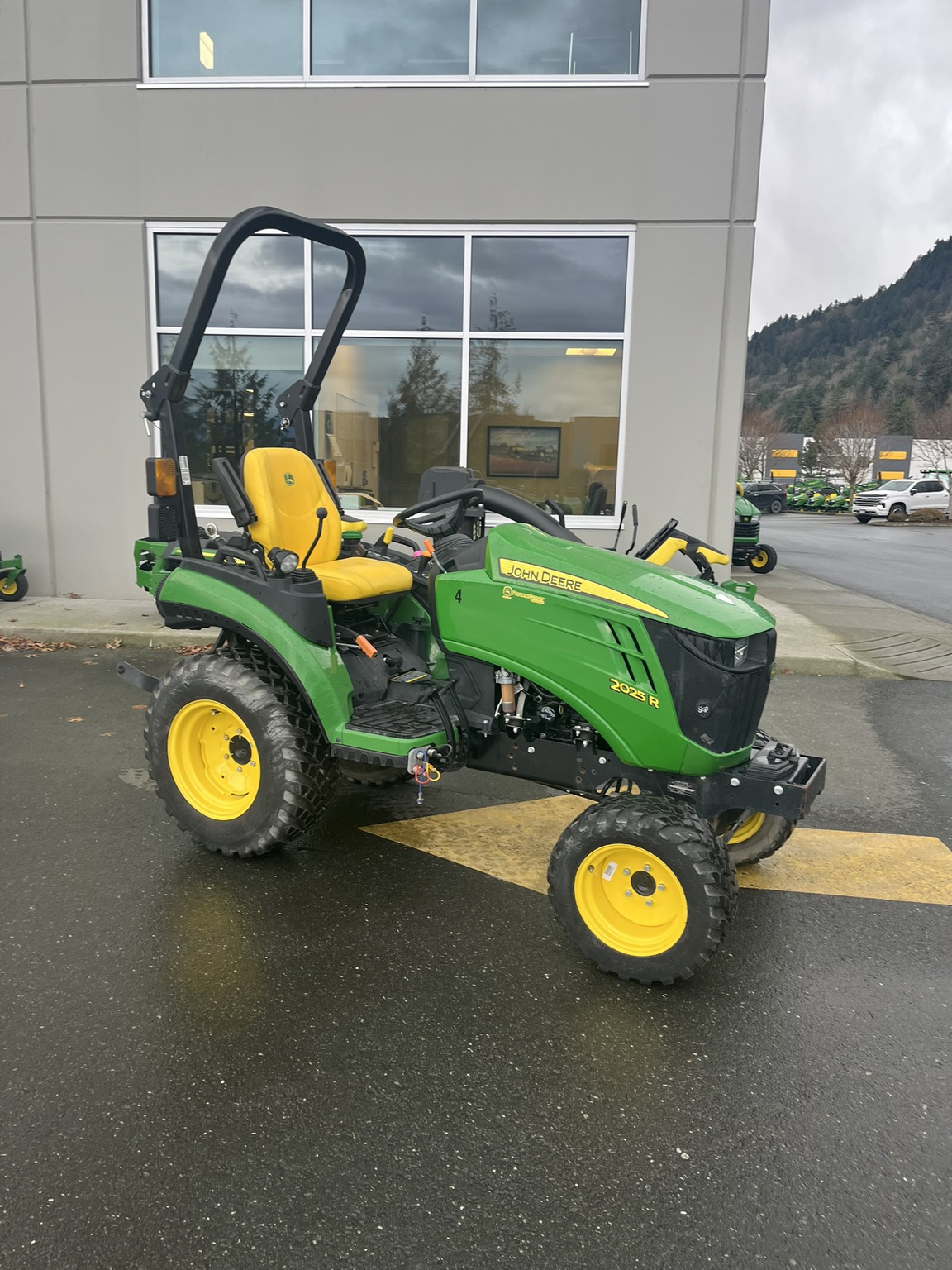 2023 John Deere 2025R Image 2
