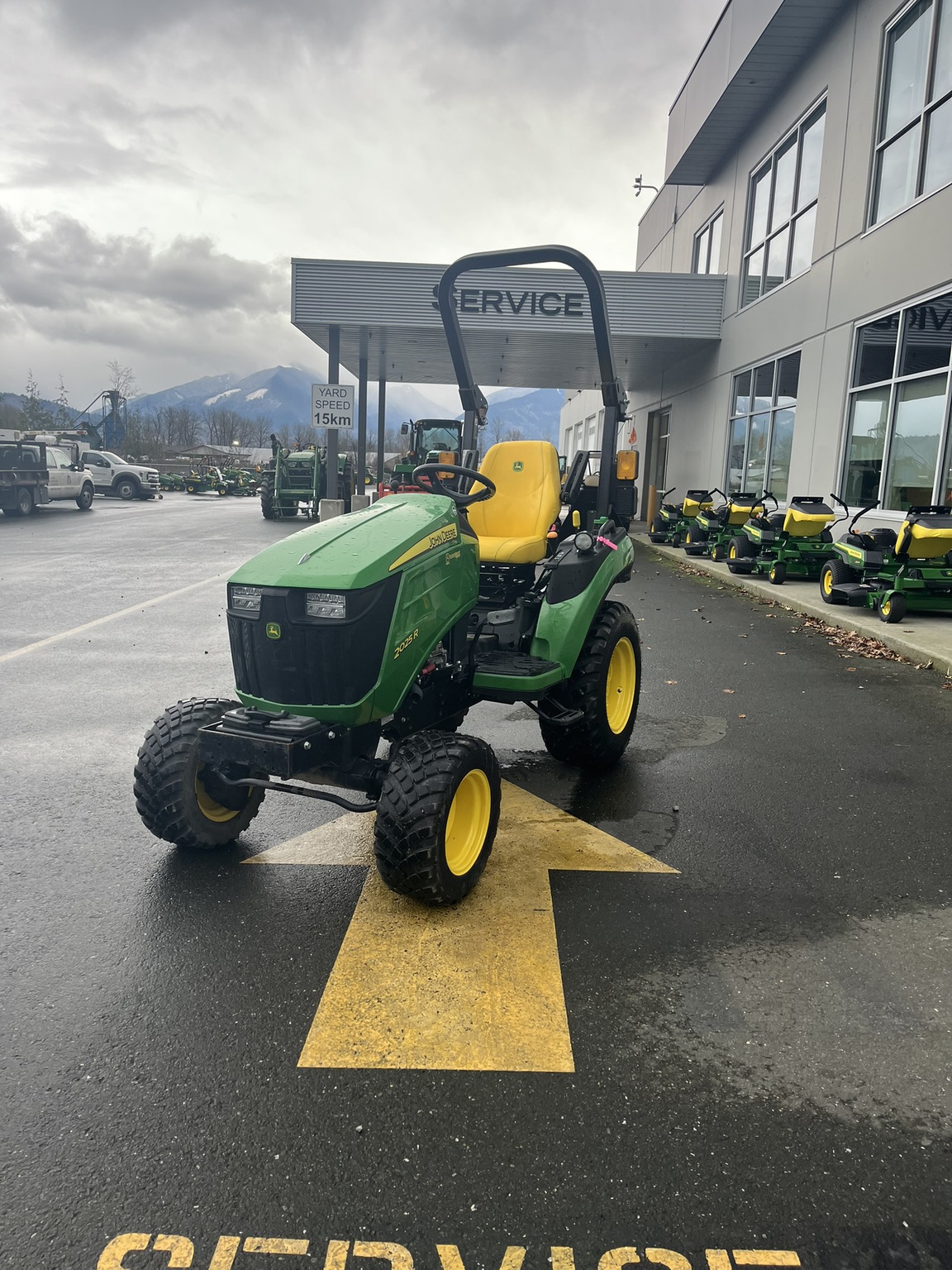 2023 John Deere 2025R Image 1