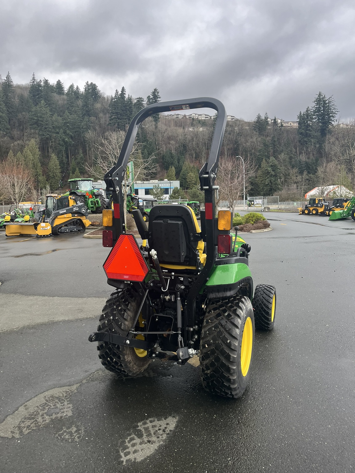 2023 John Deere 2025R Image 3