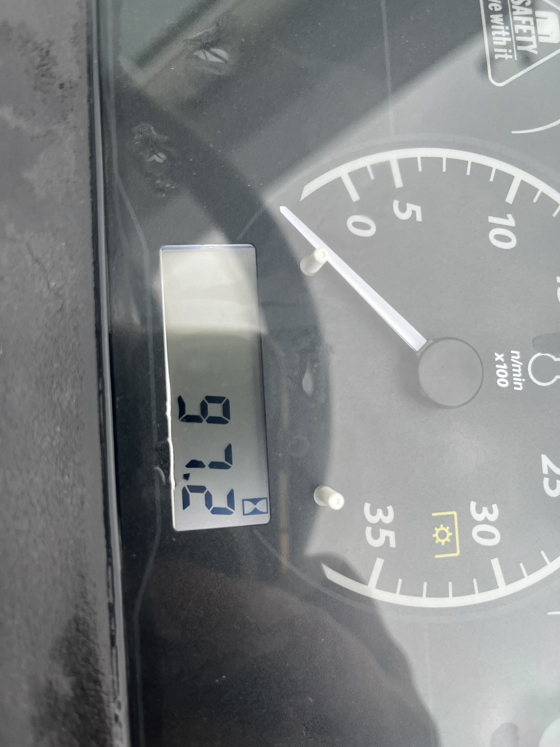 2023 John Deere 2025R Image 5