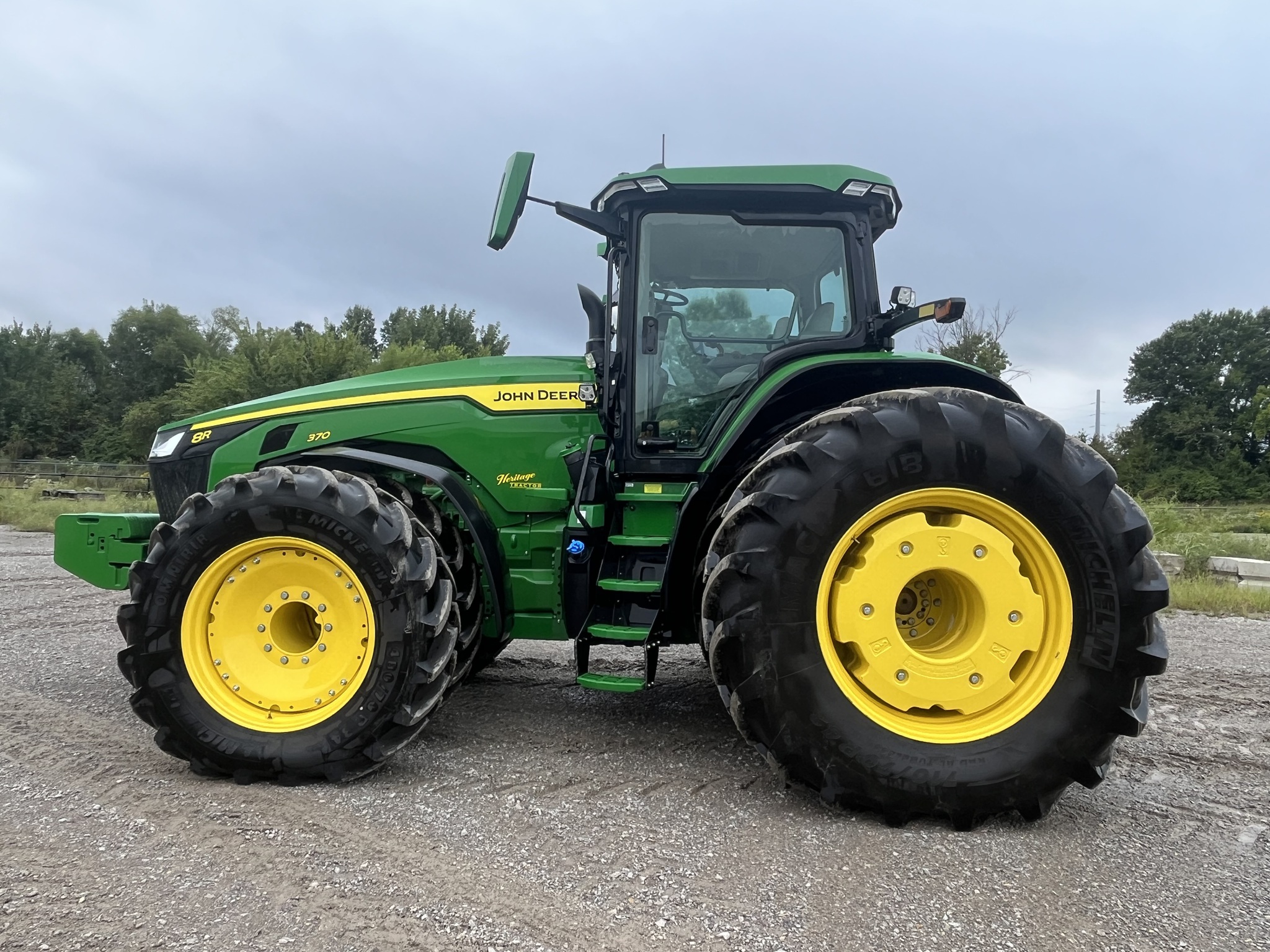  2024 John Deere 8R 370 at Heritage Tractor in Pittsburg, KS