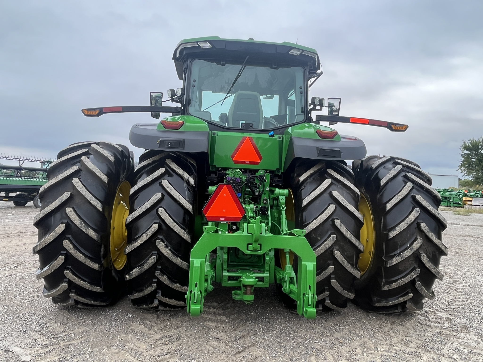  2024 John Deere 8R 370 at Heritage Tractor in Pittsburg, KS