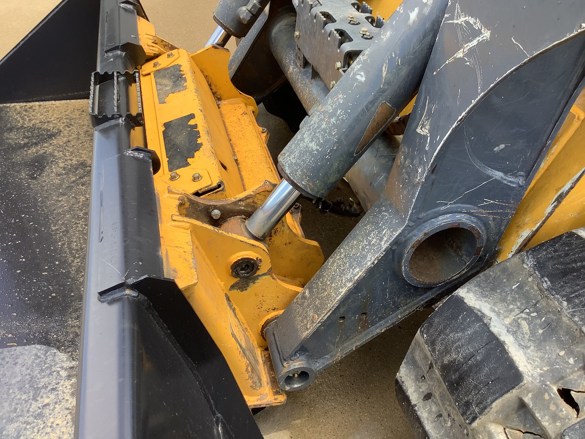 2021 John Deere 333G Image 18