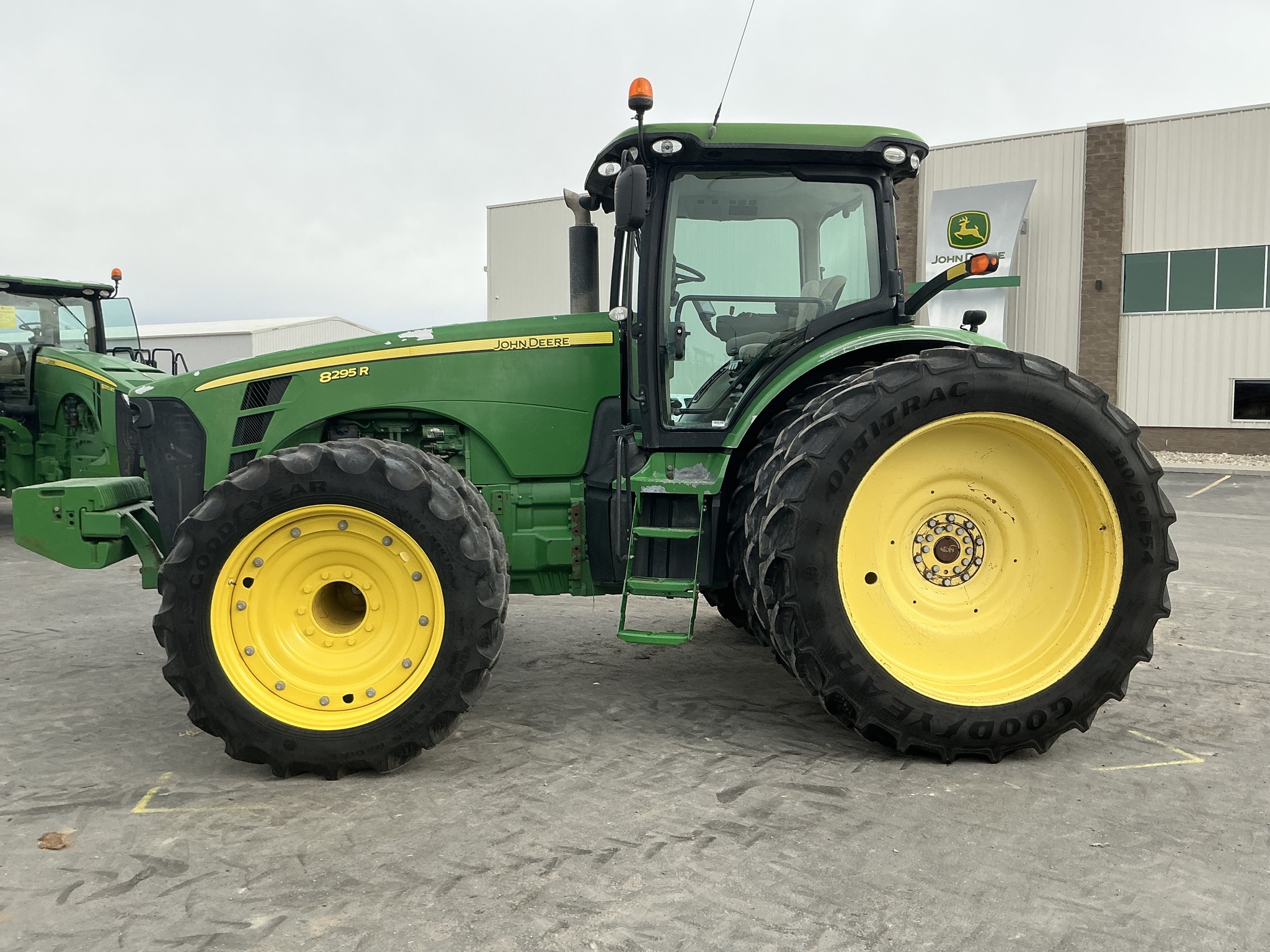 2010 John Deere 8295R Image 2