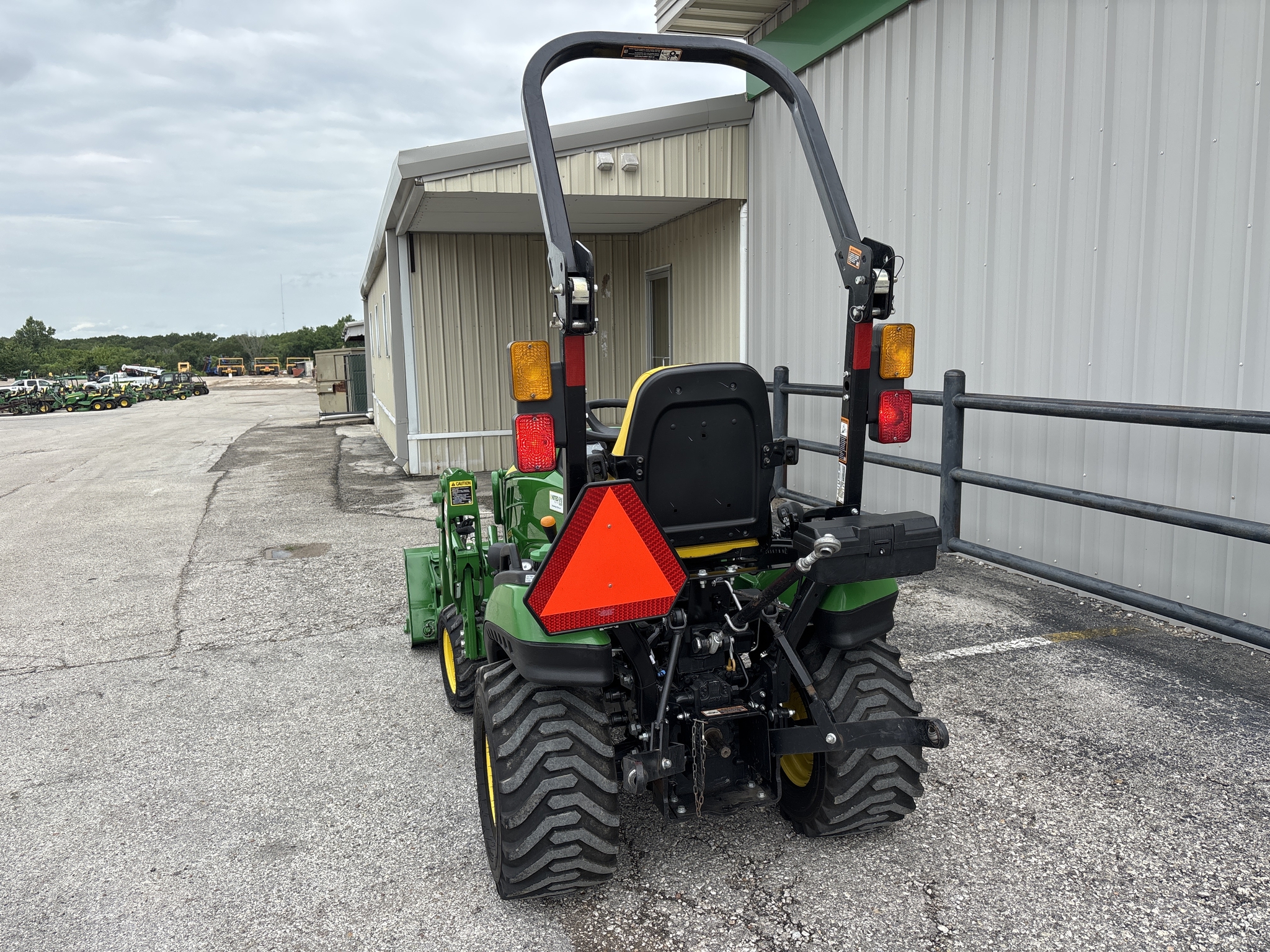 2022 John Deere 1025R Image 9